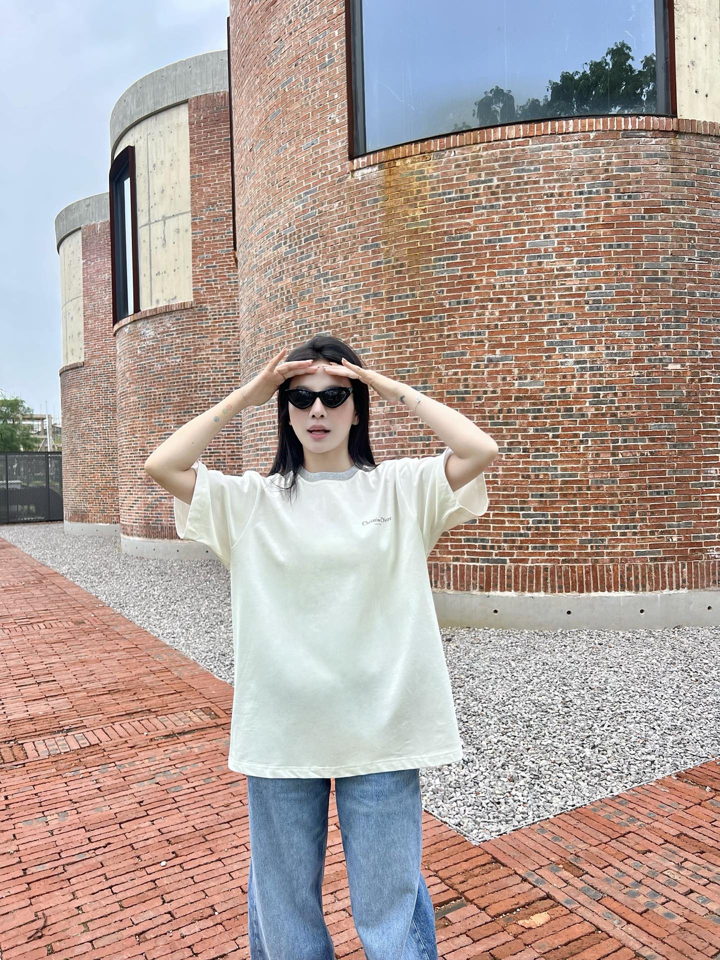  CD领口接拼字母标识情侣款短袖T恤
 这款Christian Di**短袖，将简约与奢华精妙融合。经典