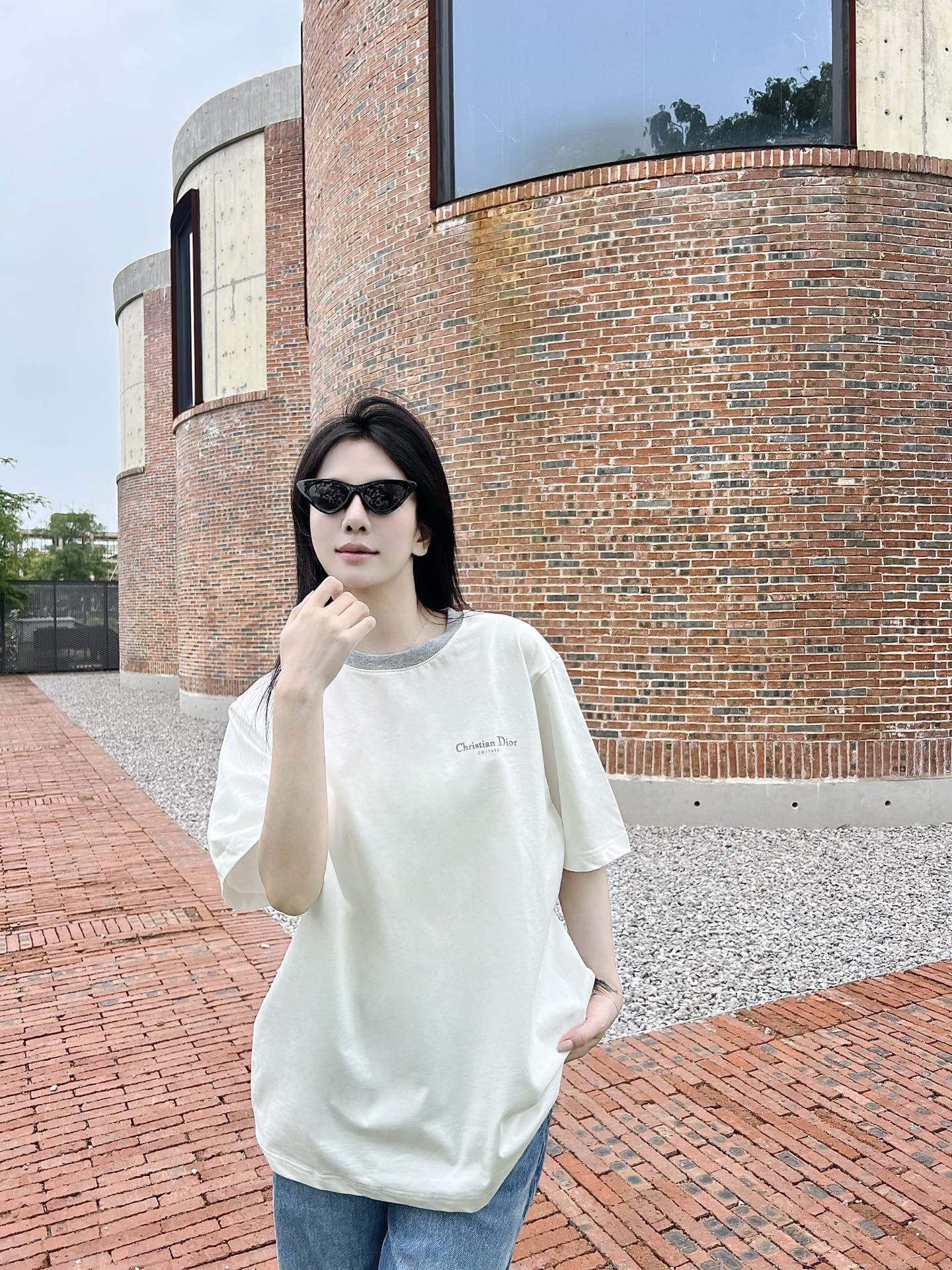  CD领口接拼字母标识情侣款短袖T恤
 这款Christian Di**短袖，将简约与奢华精妙融合。经典