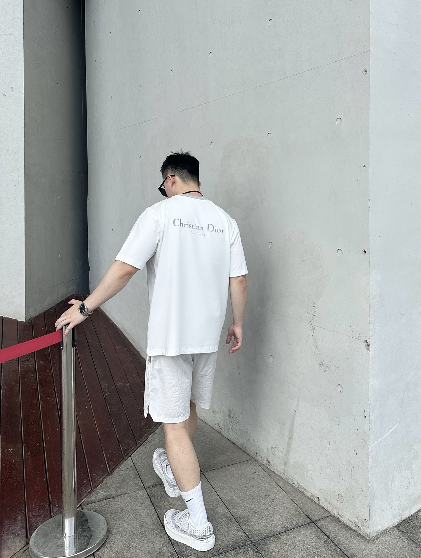  CD领口接拼字母标识情侣款短袖T恤
 这款Christian Di**短袖，将简约与奢华精妙融合。经典