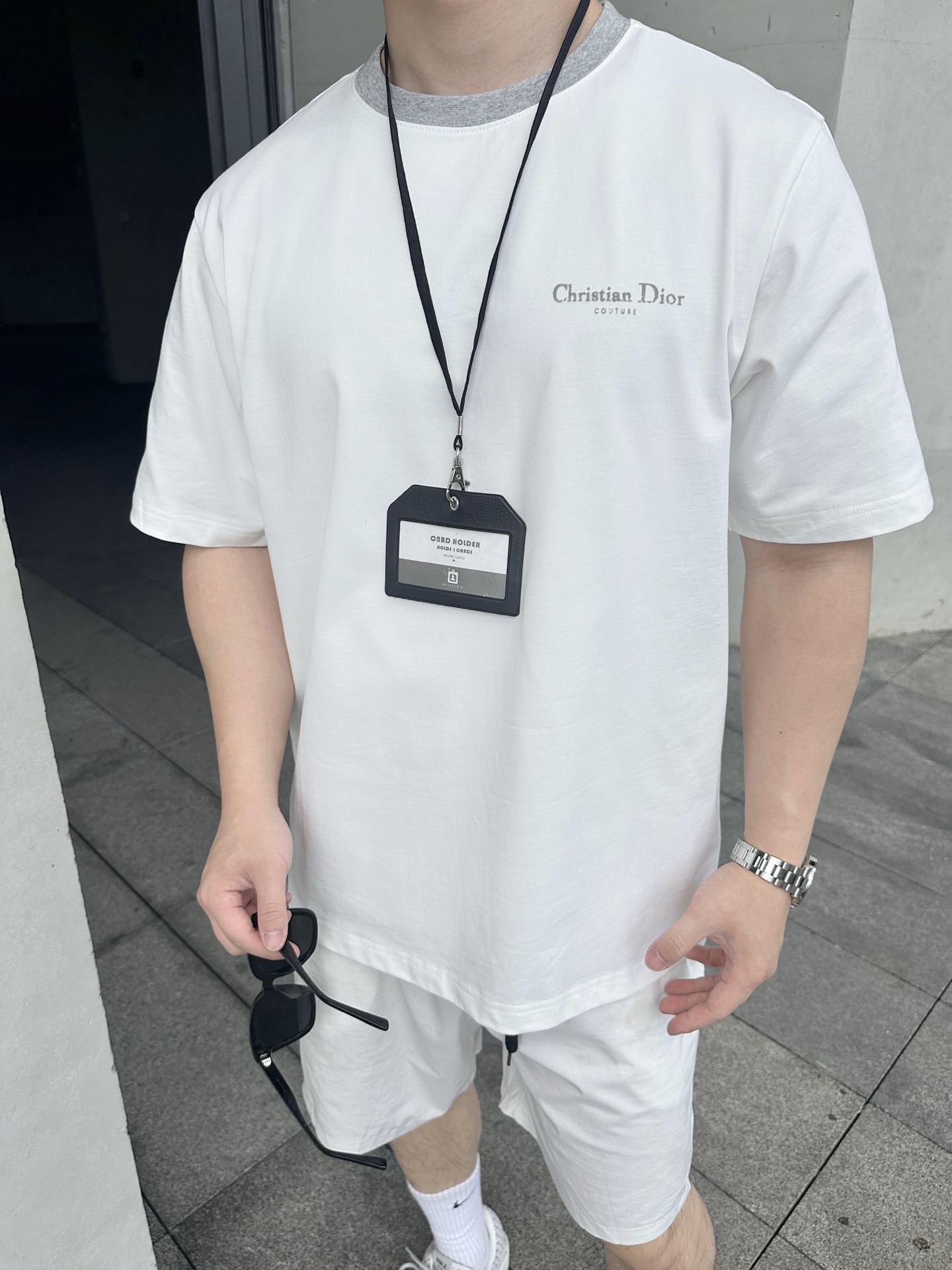  CD领口接拼字母标识情侣款短袖T恤
 这款Christian Di**短袖，将简约与奢华精妙融合。经典