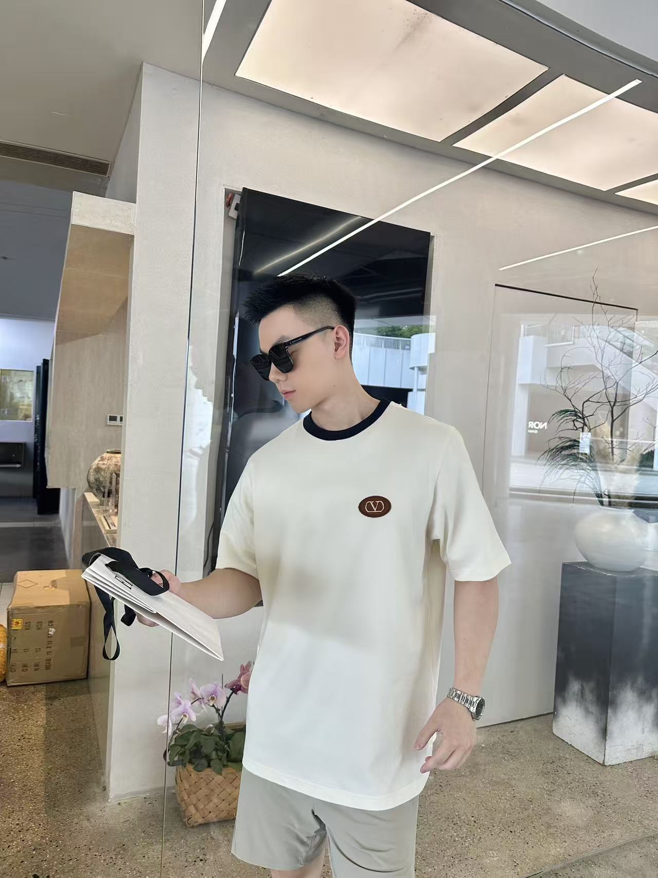 NO:455293,VT contrast collar design beige couple short-sleeved T-shirt This pure beige body, paired with a unique contrast collar, and the fashion sense is instantly filled with a sharp contrast. The exquisite oval leather patch on the chest is decorated with the iconic metal 'V' element, showing a luxurious texture in a low-key manner. The blended fabric of 99 cotton and 1 polyester fiber not only ensures the softness and comfort of the cotton, breathable and skin-friendly, but also adds the clarity and durability of the fabric. Whether it is a casual jeans walking on the street or a formal trousers to attend semi-formal occasions, it can help you easily become the focus and show your unique taste and elegant temperament. Color Beige Size XS-L Exclusive, jeans, T-shirt,tees, t-shirt,alexander wang19860909VT撞色领设计米色情侣款短袖T恤 这款纯净米白色衣身,搭配个性撞色领口,鲜明对比间,时尚感瞬间拉满.胸口处精致的椭圆形皮革贴片,饰以标志性金属“V”字元素,低调中尽显奢华质感. 采用99棉与1聚酯纤维混纺面料,既保证了棉质的柔软舒适、透气亲肤,又增添了面料的挺括性与耐用性.无论是搭配休闲牛仔裤漫步街头,还是配上正装长裤出席半正式场合,它都能助你轻松成为焦点,彰显独特品味与优雅气质. 颜色 米色 尺码XS-L码 独家专供,,jeans,T-shirt,tees，t-shirt,alexander wang,Men's clothing