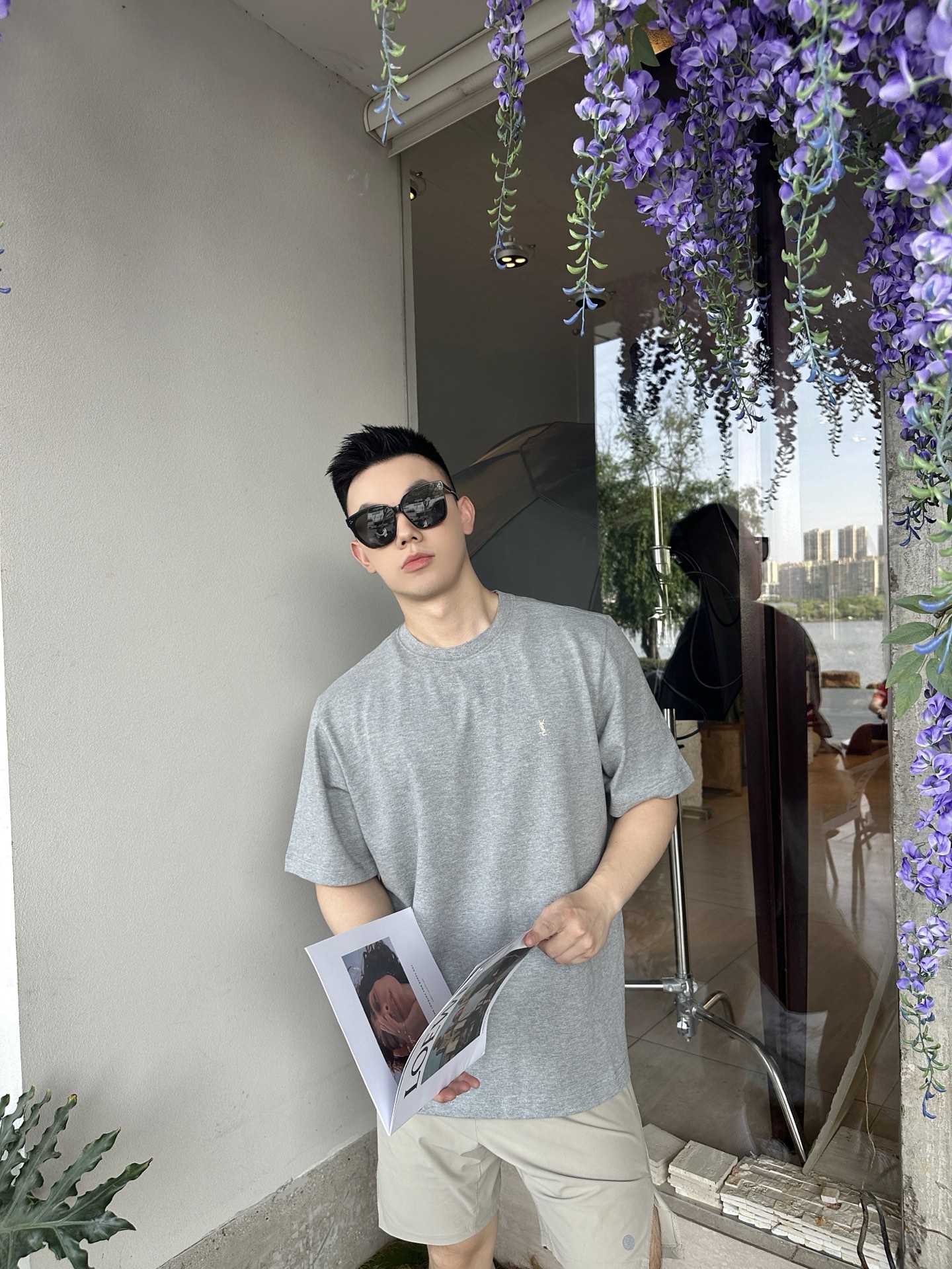 NO:162651,YSL black and gray basic color!  Pearl floor two-color short-sleeved T-shirt is simple but not lacking in style. This bead floor short-sleeved short-sleeved short-sleeved cotton interprets a unique fashion. Classic black and textured gray are available to meet different matching needs. Selected bead floor cotton fabrics blended with 99 cotton and 1 polyester fiber, unique honeycomb texture, breathable and sweat-free, farewell to stuffy and sticky, and always keep refreshed. The exquisite round neck design fits the neck lines, comfortable and neat. Simple brand embroidery embellishment on the chest, low-key showing luxury taste. Loose style, not picky about the figure, can be easily controlled whether it is daily going out, sports and fitness, or leisure at home, creating a casual and comfortable style for you. Color black gray Size XS-L size exclusive, saint laurent, T-shirt, tees, t-shirt, alexander wang19860909YSL黑灰基础色！珠地双色短袖T恤 简约而不失格调,这款珠地棉短袖诠释别样时尚.经典黑与质感灰双色可选,满足不同搭配需求. 精选99棉与1聚酯纤维混纺的珠地棉面料,独特蜂巢纹理,透气排汗,告别闷热黏腻,时刻保持清爽.精致的圆领设计,贴合颈部线条,舒适又显利落.胸口处简约品牌刺绣点缀,低调彰显奢华品味.宽松版型,不挑身材,无论是日常出街、运动健身,还是休闲居家,都能轻松驾驭,为你打造随性自在又不失精致的穿搭风格. 颜色黑色 灰色 尺码XS-L码 独家专供,,saint laurent,T-shirt,tees，t-shirt,alexander wang,Men's clothing