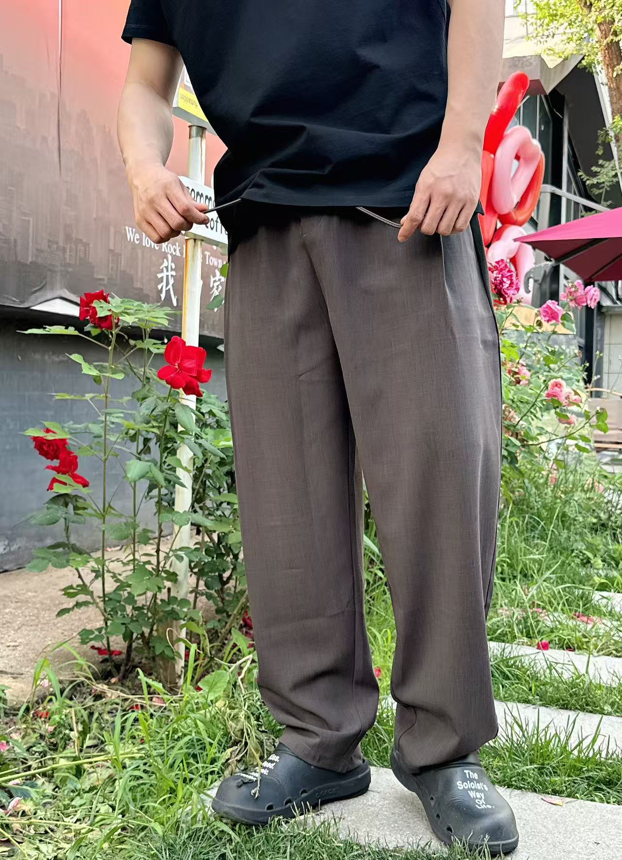 NO:461813,Magira MM6 cool summer outfit~ Dingzhi Tiansi Linen Pants This linen pants are carefully crafted with Tiansi Linen fabric, combining the softness and smoothness of Tiansi and the breathable and sweat-absorbing characteristics of linen, allowing the skin to breathe freely in the hot summer and say goodbye to the stuffy and sticky. The dark brown tone is calm and high-end texture, and it is easy to adapt to various styles of tops. The loose straight-tube style modifies the leg lines and is extremely tolerant to different figures. Whether it is walking on the street or having a casual party, it can show the charm of casualness and freedom. The waist drawstring design can flexibly adjust the elasticity and tightness according to your own needs, and it is comfortable and unrestrained. The unique back pocket stitching details cleverly incorporate the brand's unique aesthetic elements, and the personal taste is low-key. It is the best choice for those who pursue fashion and comfort. Color brown Size XS-L Exclusive,,masion  margiela,masion margiela,alexander wang19860909马吉拉MM6夏季凉爽穿搭~定织天丝亚麻裤 这款亚麻裤以天丝亚麻面料精心打造,兼具天丝的柔软顺滑与亚麻的透气吸汗特性,让肌肤在炎炎夏日也能自由呼吸,告别闷热黏腻. 深棕色调,沉稳中透着高级质感,轻松适配各种风格上衣.宽松直筒版型,修饰腿部线条,对不同身材包容度极高,无论是漫步街头还是休闲聚会,都能展现随性自在的魅力. 腰部抽绳设计,可根据自身需求灵活调节松紧,穿着舒适无束缚感.别具一格的后袋缝线细节,巧妙融入品牌独特美学元素,低调间彰显个性品味,是追求时尚与舒适人士的不二之选. 颜色咖色 尺码XS-L 独家专供,,masion margiela,masion margiela,alexander wang,Men's clothing