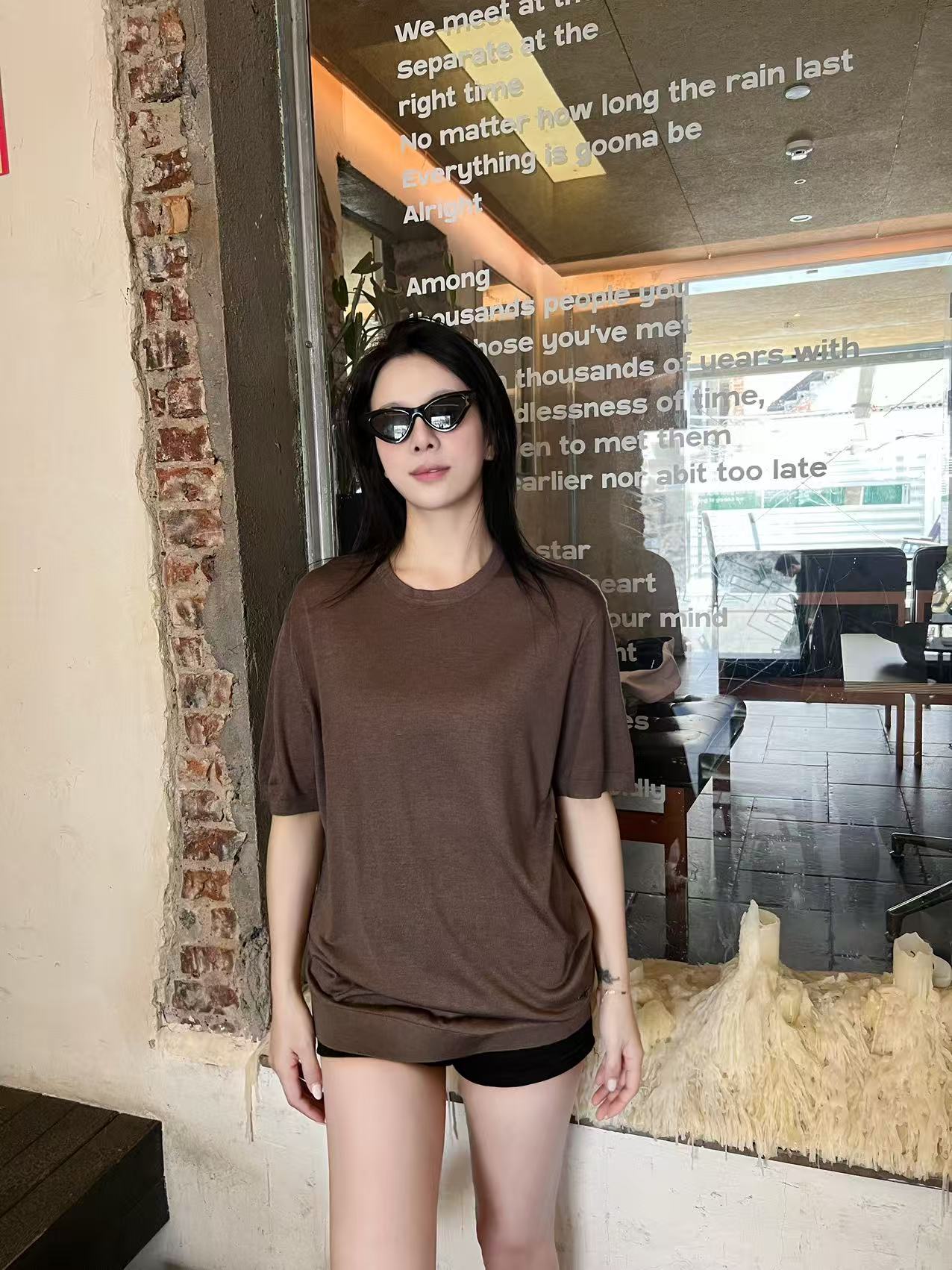 NO:479355,Xiaodi hem bee embroidery ~ silk cotton fixed braised brown knitted short sleeves. New summer short sleeves, refreshing and breathable thin knitted TEE!  Perfectly blend elegance and exquisiteness. Select soft fabrics, delicate touch, and bring a skin-friendly and comfortable wearing experience. Simple round neck design, classic and elegant, and adapted to a variety of styles. The exquisite little bee embroidery at the hem is outlined with delicate needles, showing the luxurious texture in low keys, and telling Dior's extraordinary ingenuity in details. Whether paired with casual jeans or elegant skirts, it can easily enhance the style and is an excellent choice for daily street appearance and exquisite occasions. Color brown Size S-L,,dior, skirts, jeans, T-shirt, alexander wang19860909小迪下摆蜜蜂刺绣~丝棉定织啡色针织短袖 夏季新款短袖,清爽透气的薄款针织TEE！将优雅与精致完美融合.甄选轻柔面料,触感细腻,带来亲肤舒适的穿着体验.简约圆领设计,经典大方,适配多种风格.下摆处精致的小蜜蜂刺绣,作为品牌标志性元素,以细腻针法勾勒,低调间彰显奢华质感,于细节处诉说着Dior的非凡匠心 .无论是搭配休闲牛仔裤,还是优雅半裙,都能轻松提升造型格调,是日常出街与精致场合的绝佳选择. 颜色啡色 尺码S-L,,dior,skirts,jeans,T-shirt,alexander wang,Men's clothing