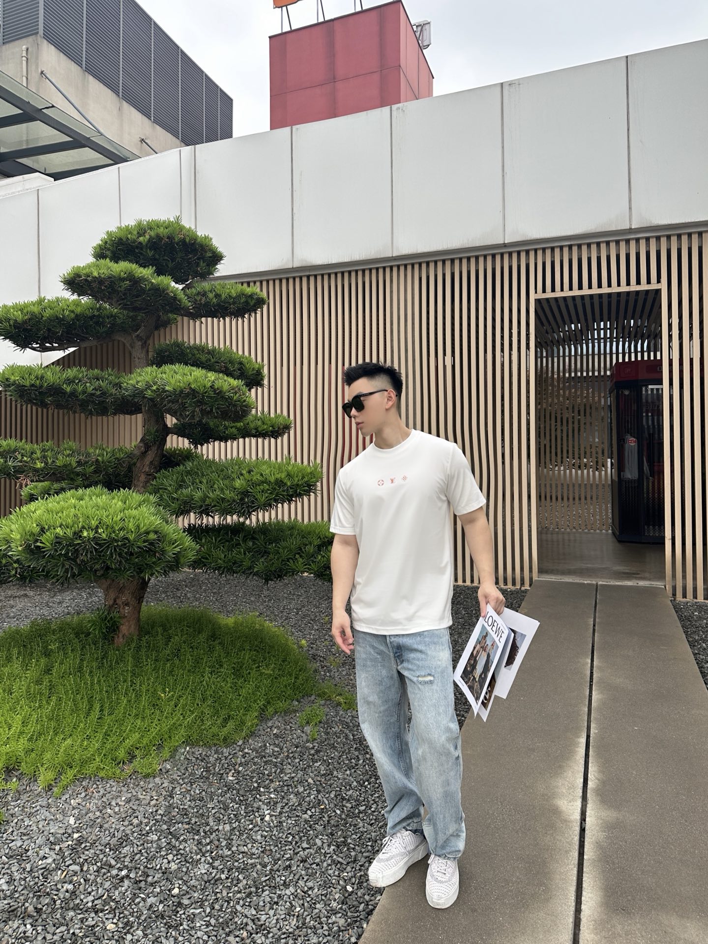 NO:479406,V Orange Four-leaf Crop Printed Couple Short-sleeved T-shirt The iconic orange Four-leaf Crop elements are agile and dazzling, which complements the classic Big V logo, instantly breaks the monotony and injects full vitality into the overall shape. Whether you are strolling on the streets of bustling cities or in a fashion party, it can easily become the focus. Selected pure cotton fabrics are like covering the skin with a soft cloud, skin-friendly and breathable, and you can feel the ultimate comfort every inch of contact. Exquisite production craftsmanship, from fine stitching to exquisite tailoring, highlights the consistent excellent quality and ingenuity of Donkey V. Simple round neck design, suitable for all shapes, versatile and yet stylish. Color black and white Size XS-L,,louis vuitton, T-shirt,tees, t-shirt,alexander wang19860909V橙色四叶草印花情侣款短袖T恤 标志性的橙色四叶草元素,灵动且耀眼,与经典的 大V 标识相互映衬,瞬间打破单调,为整体造型注入满满活力.无论是漫步于繁华都市街头,还是置身于时尚派对,它都能让你轻松成为焦点. 精选 纯棉面料,如同给肌肤披上一层柔软的云朵,亲肤透气,每一寸接触都能感受极致舒适.精湛的制作工艺,从细密的缝线到考究的剪裁,彰显着 驴V 一贯的卓越品质与匠心独运.简约圆领设计,适配各种身形,百搭又不失格调. 颜色黑色 白色 尺码XS-L,,louis vuitton,T-shirt,tees，t-shirt,alexander wang,Men's clothing