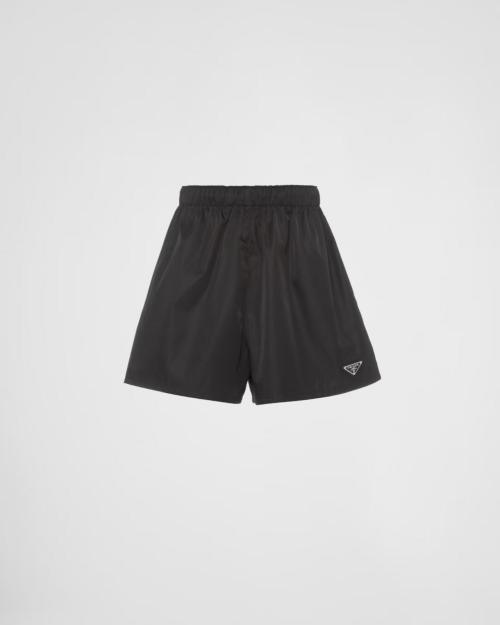 Pantalones Cortos Prada de Nailon Re-Nylon con Logo Triangular para Mujer 1 Pantalones Cortos Prada de Nailon Re-Nylon con Logo Triangular para Mujer