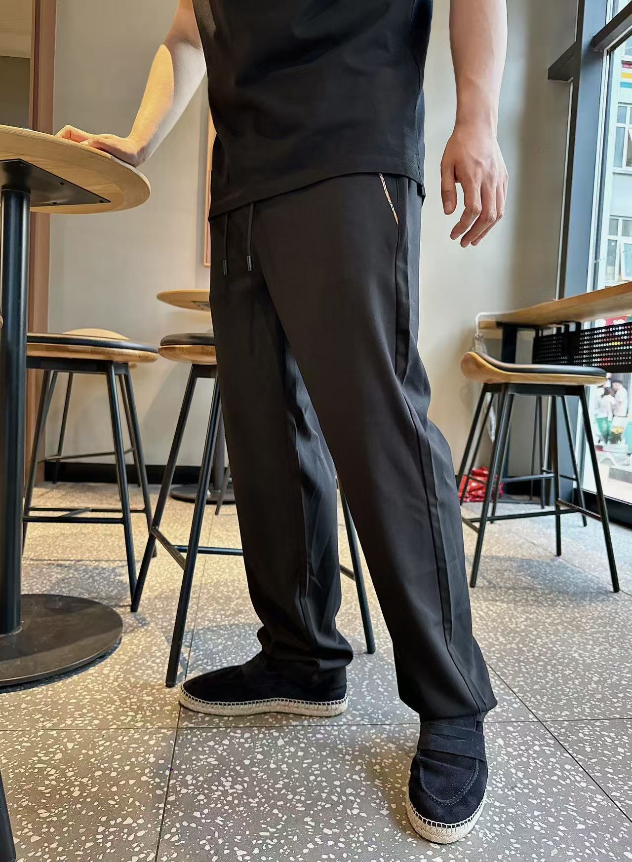 NO:510106,BBR produces a single fine product~Black and white linen pants. The ingredients of black and white fabrics are different, so pay attention to the difference!  The most sincere and luxurious work ~ Simplicity without losing style. This casual pants interprets the perfect fusion of casualness and elegance. It is available in classic black and gentle apricot colors, suitable for diverse dressing scenes. The elastic waist is matched with drawstring design, which is free to adjust, and meets different body needs, bringing an unrestrained and comfortable experience. The side zipper pocket adds practicality while highlighting the quality with exquisite details; the exquisite embroidery logo at the back pocket shows off its unique identity in a low-key manner. The white fabric is made of 85 polyester and 15 linen, combining the crisp, wrinkle-resistant and linen-resistant breathable and skin-friendly. The black fabric is 49 polyester fiber 41 viscose  5-day silk, 2 nylon and spandex blend, the fabric is solid and sleek and stylish. Whether it is walking on the street or commuting in the workplace, it can help you easily create a fashionable look and show your attitude towards life in the details. Color black white Size 31 32 33 34 35 36,,alexander wang19860909BBR出品单精品~黑白两色亚麻裤 黑色与白色面料成份不同,注意区别！诚意满满的顶奢之作~简约而不失格调,这款休闲裤诠释着随性与优雅的完美融合.有经典黑色与温柔米杏色可选,适配多元穿搭场景. 松紧腰头搭配抽绳设计,自在调节,贴合不同身形需求,带来无拘无束的舒适体验.侧边拉链口袋,增添实用性的同时,以精致细节彰显品质感；后袋处精致的刺绣标识,低调展露独特身份. 白色款面料由85涤纶与15亚麻混纺而成,兼具涤纶的挺括抗皱与亚麻的透气亲肤.黑色款面料收49聚酯纤维 41粘胶 5天丝与2锦纶及氨纶混纺精制,面料质感扎实,垂顺有型.无论是漫步街头,还是职场通勤,它都能助你轻松打造时尚造型,于细节处尽显生活态度. 颜色黑色 白色 尺码31 32 33 34 35 36,,alexander wang,Men's clothing