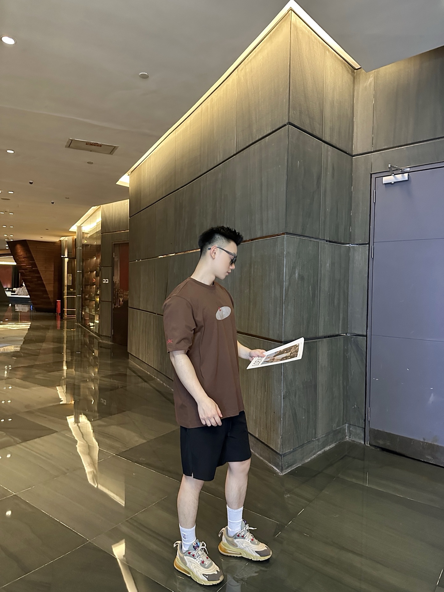 NO:476263,CH Xiaoxiang brown UFO pattern printed T-shirt This short-sleeved sleeve perfectly combines classic and fashion. The rich brown is calm and yet stylish, showing unique taste. The round neck design is simple and elegant, not picky about the face shape, and it is easy to adapt to various styles. In the front oval pattern, the iconic double C logo is presented in red, eye-catching and exquisite, instantly improving recognition; the words 'CHA**L' on the cuffs are embroidered, and the details show the brand's ingenuity. Selected 99 cotton and 1 polyester fabrics are skin-friendly and breathable, comfortable and comfortable to wear, and have a certain crisp feeling and are not easy to deform. Color brown Size XS-L Exclusive, T-shirt,tees, t-shirt,alexander wang19860909CH小香棕色飞碟图案印花T恤 这款短袖将经典与时尚完美融合.浓郁的棕色,沉稳又不失格调,彰显独特品味.圆领设计简洁大方,不挑脸型,轻松适配各种风格. 正面椭圆形图案内,标志性双C logo以红色呈现,醒目又精致,瞬间提升辨识度；袖口处“CHA**L”字样刺绣,细节之处尽显品牌匠心.精选99棉与1聚酯纤维面料,亲肤透气,穿着舒适自在,且有一定挺括感,不易变形. 颜色棕色 尺码XS-L 独家专供,,T-shirt,tees，t-shirt,alexander wang,Men's clothing