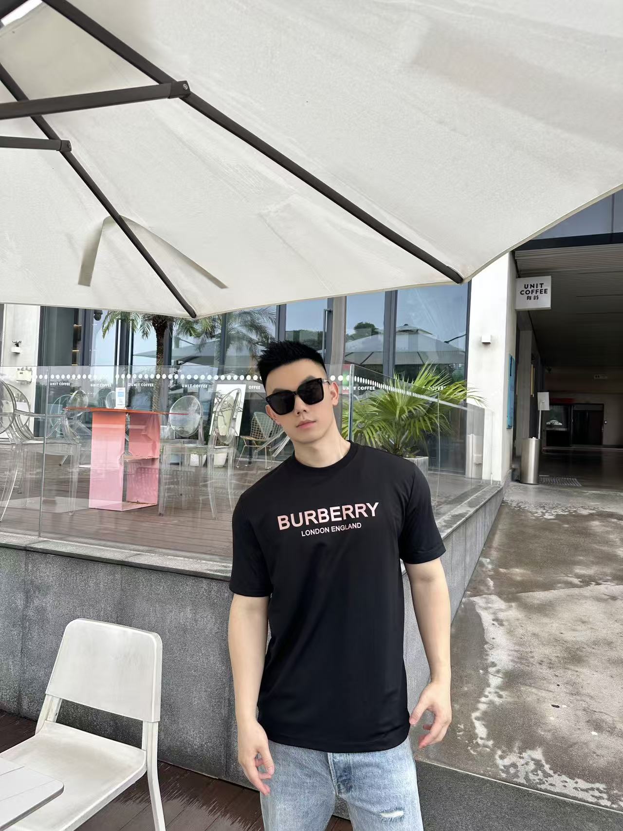 NO:506093,BBR letter logo print logo couple short-sleeved T-shirt classic British style, all in this Burb** short-sleeved short-sleeved. Selected cotton fabrics, soft and skin-friendly, comfortable and breathable. Simple round neck design, versatile and not picky. Black model is matched with exquisite pink letter prints, showing luxury in a low-key manner; white model is embellished with fresh blue-green letters, full of elegance and vitality. 'BURBE**' and 'LONDON ENGLAND' symbols highlight the profound heritage and style of the brand. Whether it is matched with casual jeans or attending light business occasions, it can be easily controlled, adding unique charm to you, and is an indispensable fashion item in the wardrobe. Color black and white Size XS-L, burberry, jeans, T-shirt, tees, t-shirt, alexander  wang19860909BBR字母logo印花标识情侣款短袖T恤 经典英伦风尚,尽在这件Burb**短袖.精选纯棉面料,触感柔软亲肤,穿着舒适透气 .简约圆领设计,百搭不挑人. 黑色款搭配精致粉色字母印花,低调中尽显奢华；白色款以清新蓝绿色字母点缀,洋溢着优雅与活力.“BURBE**”与“LONDON ENGLAND”字样,彰显品牌深厚底蕴与格调.无论是搭配休闲牛仔裤,还是出席轻商务场合,它都能轻松驾驭,为你增添独特魅力,是衣橱中不可或缺的时尚单品. 颜色黑色 白色 尺码XS-L,,burberry,jeans,T-shirt,tees，t-shirt,alexander wang,Men's clothing