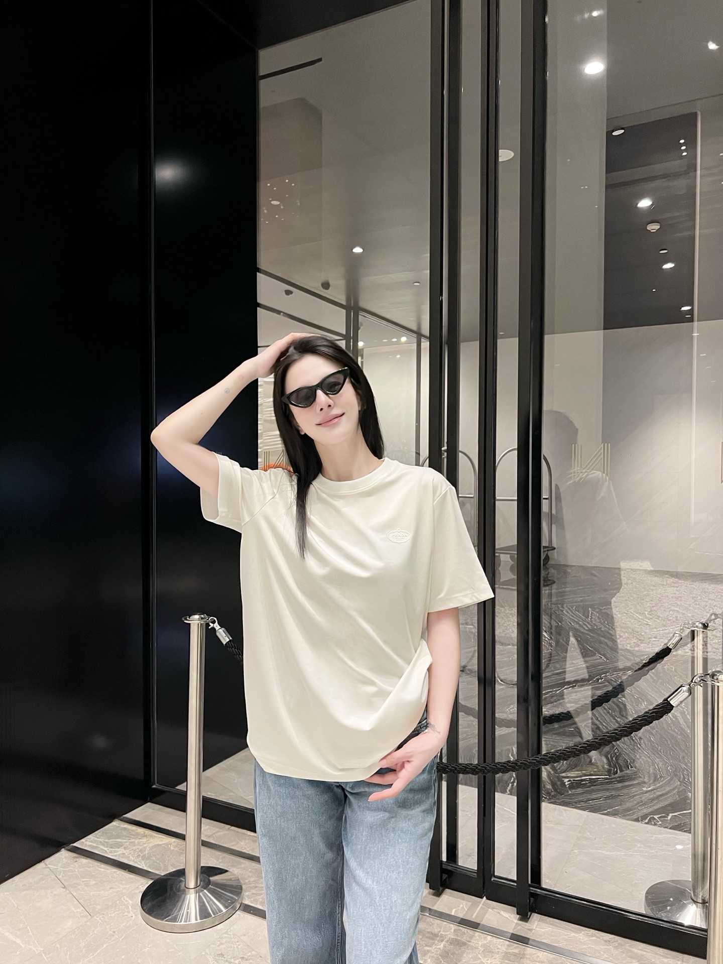 NO:506065,PD classical logo embossed short-sleeved T-shirt This Pra** short-sleeved T-shirt shows fashion charm. The classic round neck design fits the neck lines, is comfortable and versatile, and is easily adapted to various occasions. It is available in two colors of pure beige and mysterious cool black to meet different wear needs. The fabric is made of polyamide fiber and other materials, with excellent texture, soft and delicate touch, and has good breathability and comfort, and is skin-friendly and skin-friendly. The exquisite brand logo is presented in a low-key manner on the chest, outlined with delicate embroidery technology, demonstrating unique identity and luxury taste, silently telling the excellent quality and profound background of Pr**. The loose style is excellent inclusive and free and casual. Whether it is to wear it alone to show a casual style or to create a sense of layering with a jacket, it can be easily controlled, adding points to your fashionable look. Color white black  Size XS-L, prada, jackets & coats, T-shirt,tees, t-shirt,alexander wang19860909PD古典本色logo压纹短袖T恤 这款Pra**短袖T恤,尽显时尚魅力.经典圆领设计,贴合颈部线条,舒适又百搭,轻松适配各种场合.有纯净米白与神秘酷黑双色可选,满足不同穿搭需求.面料采用聚酰胺纤维等材质,质感上乘,触感柔软细腻,兼具良好的透气性与舒适度,穿着亲肤无负担. 精致的品牌徽标低调地呈现于胸前,以细腻的刺绣工艺勾勒,彰显独特身份与奢华品味,无声诉说着Pr**的卓越品质与深厚底蕴.宽松版型,对身材包容性极佳,自在随性,无论是单穿展现休闲风范,还是搭配外套打造层次感,都能轻松驾驭,为您的时尚造型加分. 颜色白色 黑色 尺码XS-L,,prada,jackets & coats,T-shirt,tees，t-shirt,alexander wang,Men's clothing