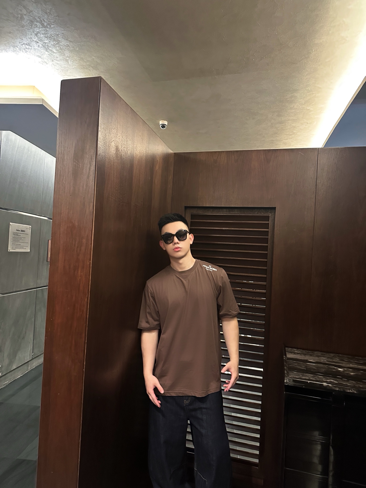 NO:506113,FD Shoulder Letter Logo Bean Paste Short Sleeve T-shirt This bean Paste Short Sleeve is a model for the fusion of fashion and comfort. The 99 cotton fabric gives it a soft and skin-friendly texture, excellent breathability, allowing the skin to breathe freely, and the 1-piece polyester fiber adds the cleverness and durability of the clothes. The simple round neck design is classic and elegant, fits the neck lines, and embellishes the elegant neck contour. The unique 'FEN*I ROMA' embroidered logo is eye-catching on the shoulders, demonstrating the brand identity and unique charm. Each needle tells the exquisite Italian production craftsmanship. The bean Paste is gentle and versatile, and does not pick the skin tone. Whether it is a casual street style with jeans or a combination with trousers, it can be easily adapted to help you show the Fen* style of fashion taste and elegant style in every move.  Size XS-L, fendi, jeans, T-shirt, tees, t-shirt, alexander wang19860909FD肩膀字母标识豆沙色短袖T恤 这款豆沙色短袖,是时尚与舒适融合的典范.99的棉质面料,赋予其柔软亲肤的质感,透气性极佳,让肌肤自在呼吸,1的聚酯纤维则增添了衣物的挺括与耐用性. 简约圆领设计,经典大方,贴合颈部线条,修饰出优雅的颈部轮廓.别致的“FEN*I ROMA”刺绣标识醒目落于肩部,彰显品牌身份与独特魅力,每一针都诉说着意大利精湛的制作工艺. 豆沙色温柔且百搭,不挑肤色,无论是搭配牛仔裤打造休闲街头风,还是与西裤组合呈现都市干练范,它都能轻松适配,助你于举手投足间尽显Fen*式的时尚品味与优雅格调. 颜色豆沙色 尺码XS-L,,fendi,jeans,T-shirt,tees，t-shirt,alexander wang,Men's clothing