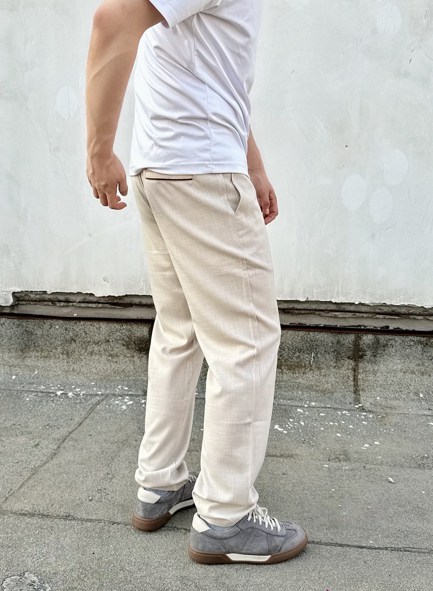 NO:412486,LP two-color new style ~ polyester fiber blended refined rope-pinching casual pants want to find the perfect balance between comfort and fashion?  This casual pants are your ideal choice. The exquisite appearance is simple and atmospheric style, suitable for a variety of occasions, whether you are walking on the street or entering and leaving casual business occasions, you can be confident. The unique drawstring design adds a sense of casualness and adjusts elasticity according to your needs. The exquisite embroidery logo of the trouser body shows taste in low key, and the metal tag shows the true mark in details, enhancing the overall texture. Excellent fabric 52 polyester fiber brings a crisp texture, not easy to wrinkle, and always maintains a neat image; 42 viscose gives the fabric soft and skin-friendly characteristics, and is comfortable to wear with your body; 3 nylon and 3 spandex increase the elasticity and wear resistance of the fabric, allowing you to move freely and unrestrained. Color gray Apricot Size 31 32 33 34 35 36 Exclusive, loro piano, alexander  wang19860909LP两色新款~聚酯纤维混纺精制拼绳休闲裤 想要在舒适与时尚间找到完美平衡？这条休闲裤正是你的理想之选.精致外观简约大气的版型,适配多种场合,无论是漫步街头还是出入休闲商务场合,都能让你自信满满.独特的抽绳设计,增添随性之感,可根据自身需求调节松紧.裤身精致的刺绣 logo,低调中彰显品味,金属吊牌更是细节之处见真章,提升整体质感. 卓越面料52聚酯纤维带来挺括质感,不易褶皱,时刻保持利落形象；42粘胶赋予面料柔软亲肤的特性,贴身穿着也舒适自在；3锦纶与 3氨纶增加了面料弹性与耐磨性,让你活动自如,无拘无束. 颜色灰色 杏色 尺码31 32 33 34 35 36 独家专供,,loro piana,alexander wang,Men's clothing