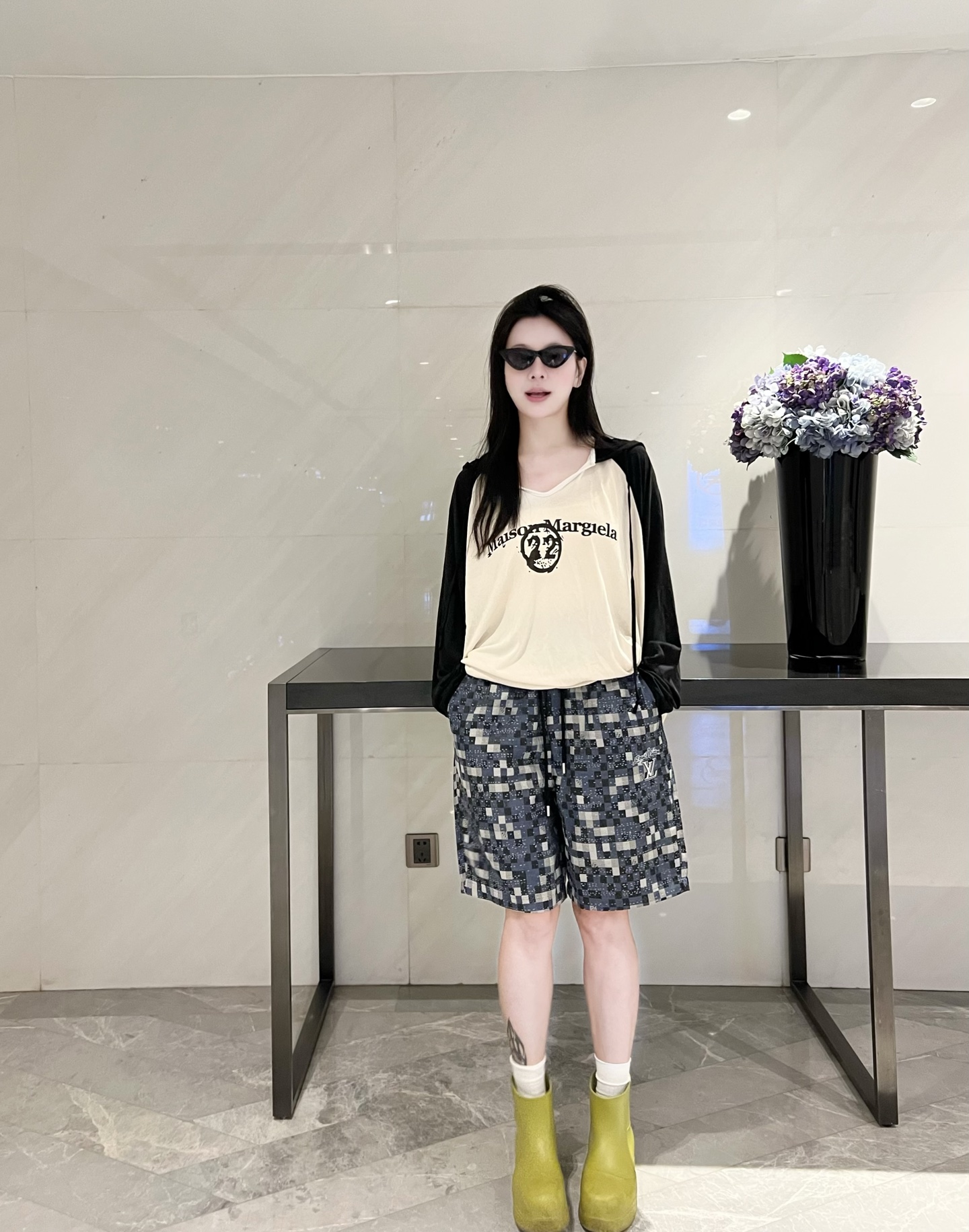 NO:419703,1V mosaic color checkered cotton casual shorts, a must-have for fashionable essence!  These colored checkered mosaic pure cotton shorts make the sense of fashion!  The unique mosaic plaid pattern, with classic blue-gray plaid color design, breaks the routine, is personality and eye-catching, and looks back when walking on the street. The brand’s iconic embroidery shows off luxury attitude in a low-key manner and demonstrates extraordinary taste. Pure cotton material, breathable and sweat-free, and is refreshing and not stuffy in summer. The elastic waist and drawstring design are suitable for all kinds of figures and are unrestrained. Whether it is paired with a simple white T-t out on the street or a trendy shirt to go on vacation, it can easily create a fashionable and casual look and become the focus of the crowd!   Color blue Size XS-L Exclusive, shorts,shirts,alexander wang198609091V马赛克色织格仔纯棉休闲短裤 时髦精必备！这条色织格仔马赛克纯棉短裤,把时尚感狠狠拿捏！独特的马赛克格纹图案,以经典蓝灰格配色设计,打破常规,个性又吸睛,走在街上回头率爆表. 品牌标志性刺绣,低调秀出奢华态度,彰显不凡品味.纯棉材质,透气排汗,夏日畅爽不闷热.松紧腰搭配抽绳设计,适配各种身形,穿着无拘无束.无论是搭配简约白T出街,还是配上潮流衬衫去度假,它都能让你轻松打造出时尚休闲Look,成为人群中的焦点！  颜色蓝色 尺码XS-L 独家专供,,shorts,shirts,alexander wang,Men's clothing