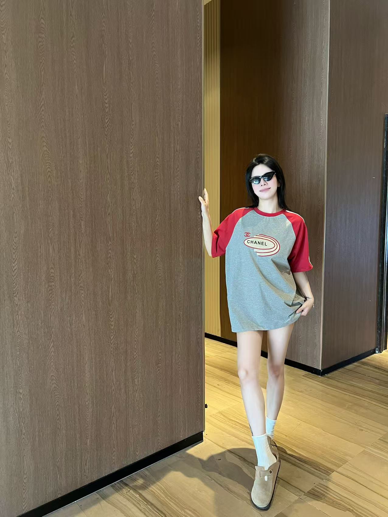 NO:504704,CH Xiaoxiang gray red school uniform T~ couple short sleeves, a collision between retro and fashion!  Classic color combination design, red and gray color combination is energetic and eye-catching, the iconic double C on the chest and the brand logo interpret high-level recognition. High-quality pure cotton knitted fabric is made, the cotton has a good texture, comfortable and skin-friendly, and the daily outfit is loose and stylish. Loose OS corridor-shaped cutting, easy to grasp the campus style and fashionable feeling, whether it is worn alone or overlapping, you can wear it with your unique tone~ Color gray and red Size XS-L, T-shirt, alexander wang19860909CH小香灰拼红校服T~情侣款短袖 复古与时尚的碰撞！经典拼色设计,红灰配色活力又吸睛,胸前标志性双C与品牌标识,诠释高阶辨识度.高克重纯棉针织面料制作,棉的质感很好,舒适亲肤,日常穿搭松弛又有范儿.宽松OS廊形裁剪,轻松拿捏校园风与时髦感,不管是单穿还是叠搭,都能穿出独属于你的个性腔调~ 颜色灰拼红 尺码XS-L,,T-shirt,alexander wang,Men's clothing