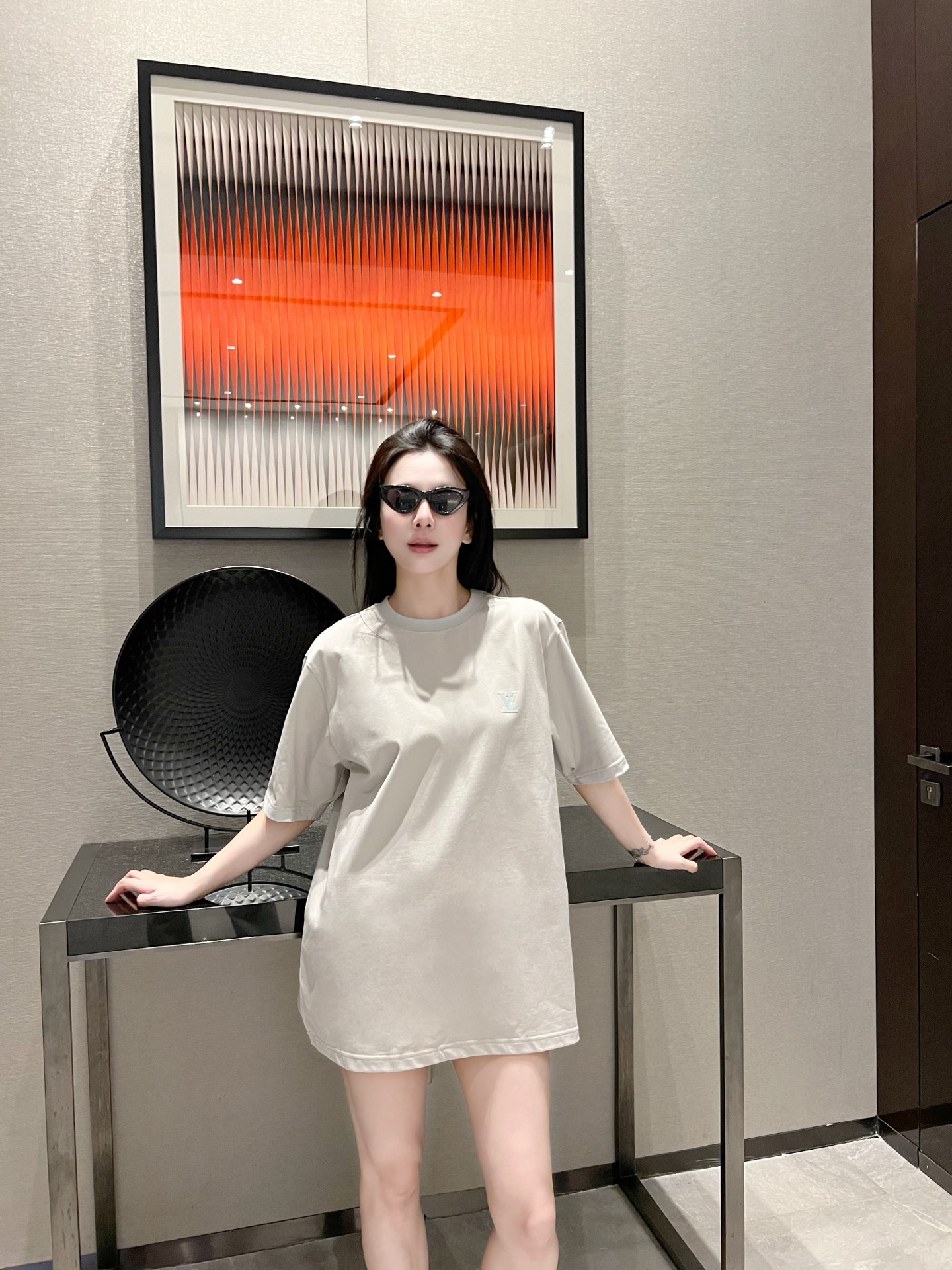 NO:506108,1V back dolphin pattern printed short-sleeved T-shirt V dolphin printed short-sleeved shirt, light gray tone with a high-end slack feeling!  Pure cotton fabric is skin-friendly and breathable, classic LV logo on the chest is low-key and stylish, pink and blue dolphin print on the back is lively and playful, combining French romance with trend, daily wear is simple and not monotonous, easy to grasp and casual and fashionable, it is the existence of 'no mistakes and memory points' in summer wardrobe~ Light gray color Size XS-L,,louis vuitton,T-shirt,tees,t-shirt,alexander wang198609091V后背海豚图案印花短袖T恤 V 海豚印花短袖,浅灰色调自带高级松弛感！纯棉面料亲肤透气,胸前经典 LV 标识低调有品,后背粉蓝海豚印花灵动俏皮,把法式浪漫与潮流感融合,日常穿简约不单调,轻松拿捏随性时髦,是夏日衣橱里“不出错又有记忆点”的存在~ 颜色浅灰色 尺码XS-L,,louis vuitton,T-shirt,tees，t-shirt,alexander wang,Men's clothing