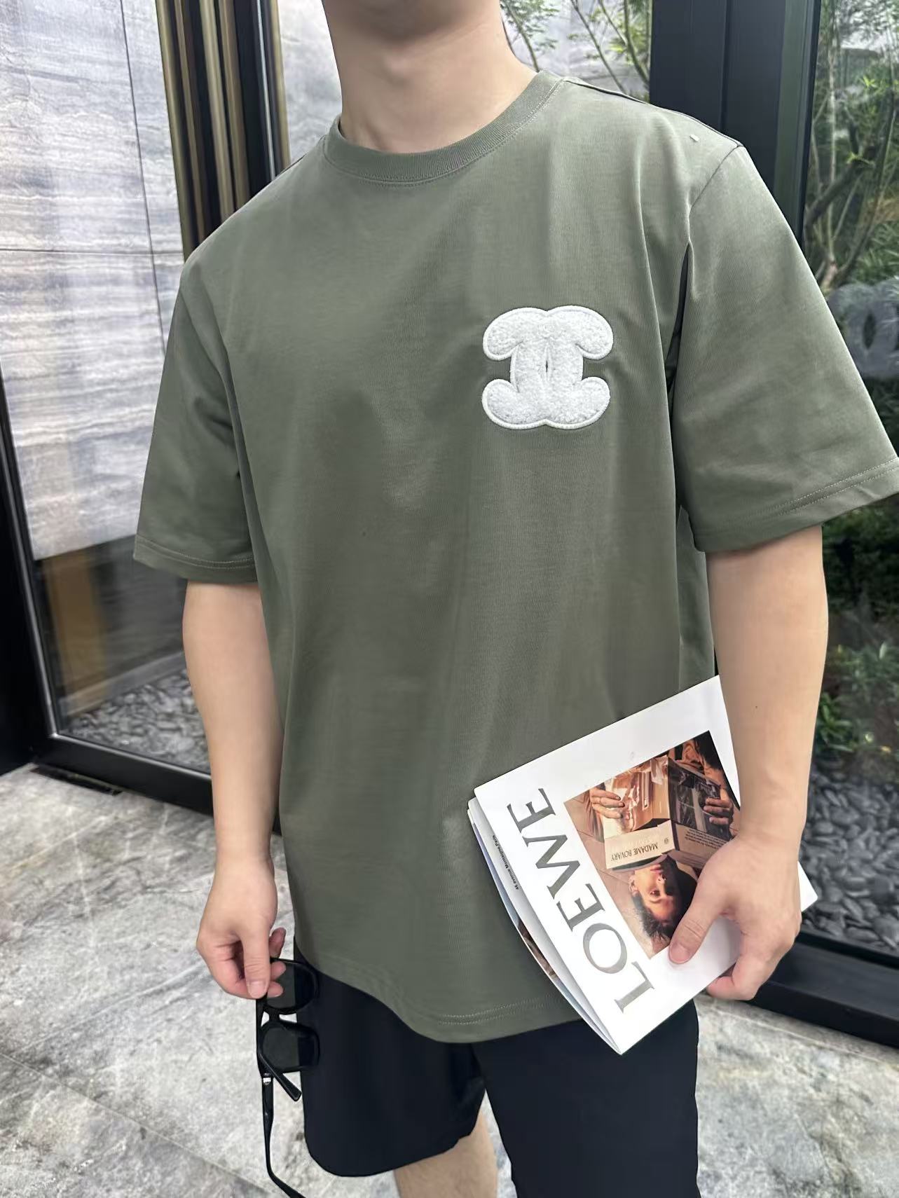  小香军绿色双CC大loog毛巾绣短袖T恤
 小香这款军绿色短袖，自带高级感！客供高克重纯棉面料，瓷实有