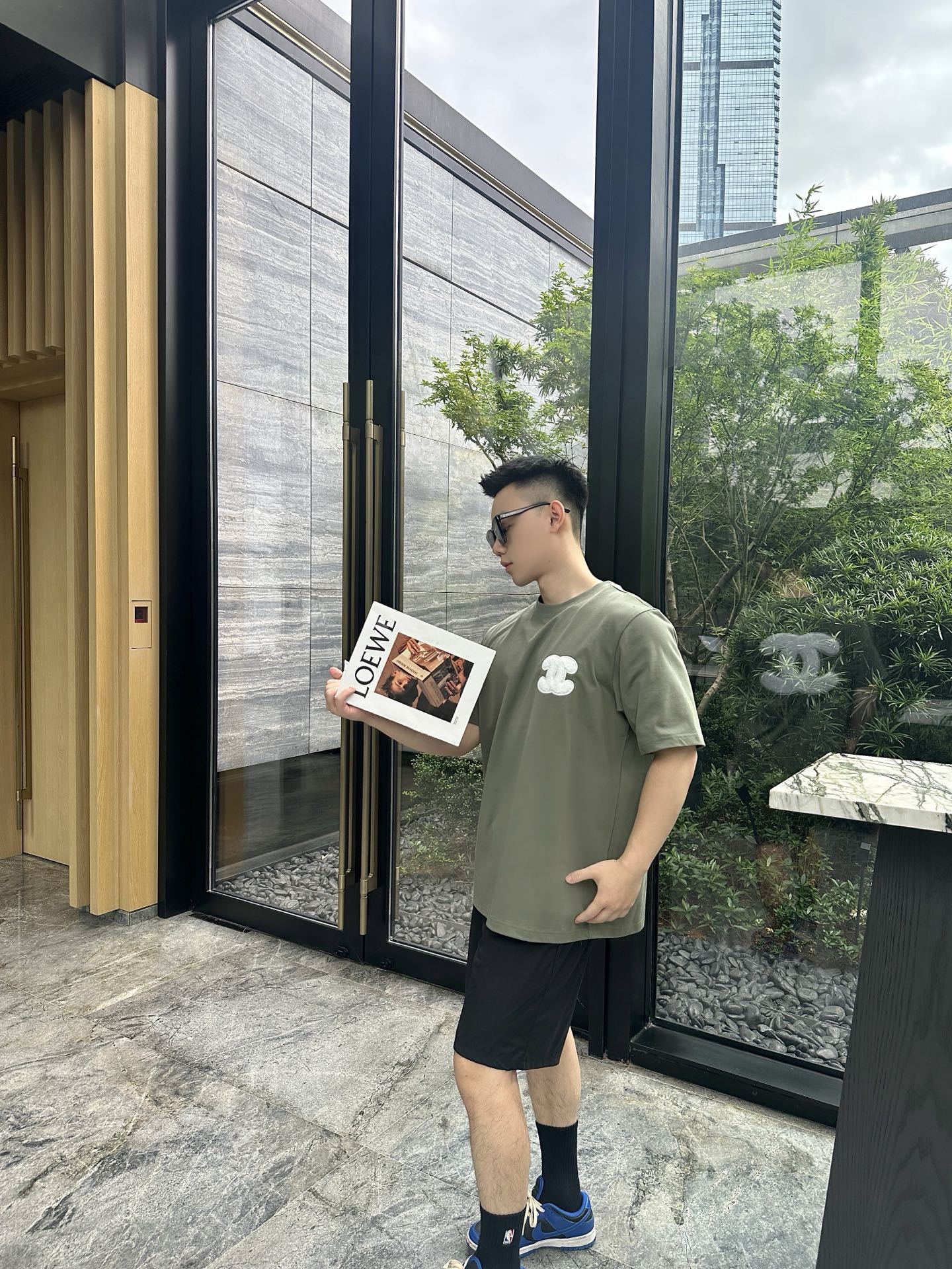  小香军绿色双CC大loog毛巾绣短袖T恤
 小香这款军绿色短袖，自带高级感！客供高克重纯棉面料，瓷实有
