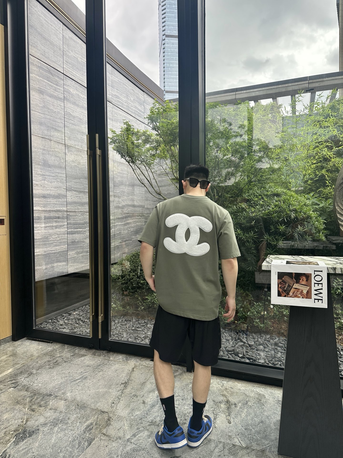  小香军绿色双CC大loog毛巾绣短袖T恤
 小香这款军绿色短袖，自带高级感！客供高克重纯棉面料，瓷实有