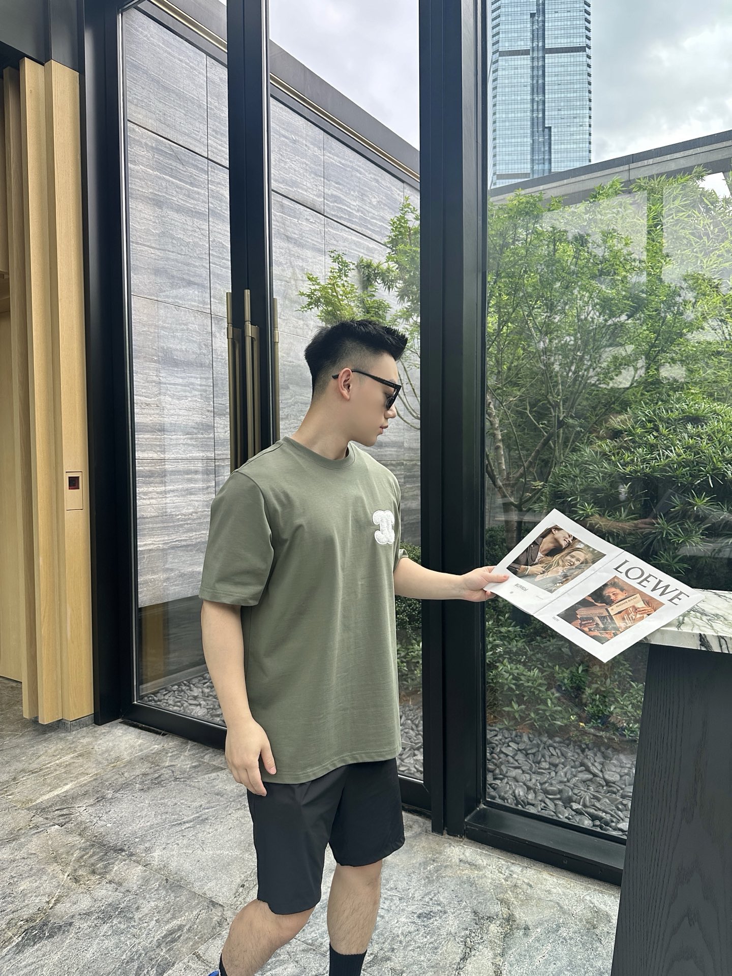  小香军绿色双CC大loog毛巾绣短袖T恤
 小香这款军绿色短袖，自带高级感！客供高克重纯棉面料，瓷实有