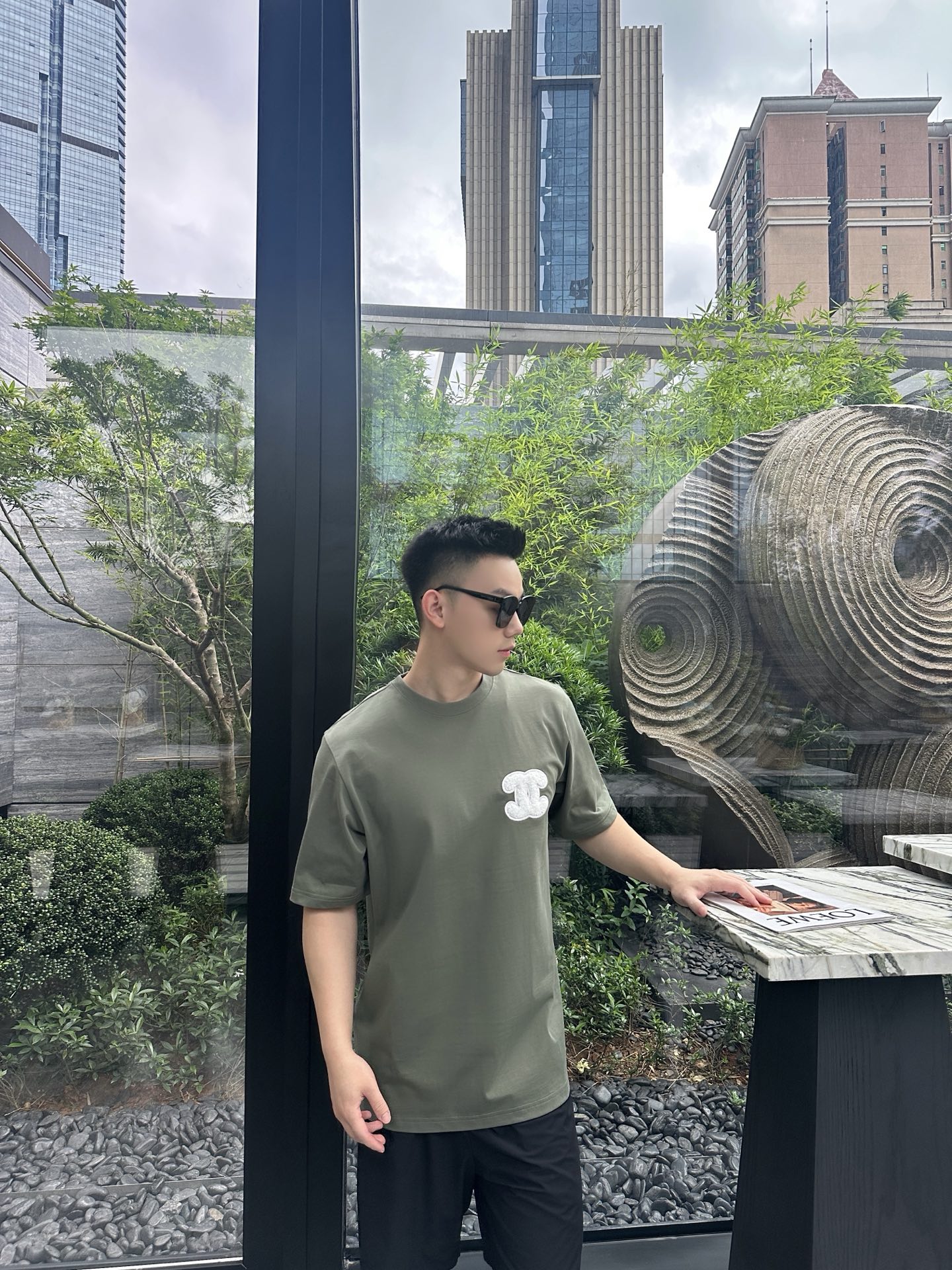  小香军绿色双CC大loog毛巾绣短袖T恤
 小香这款军绿色短袖，自带高级感！客供高克重纯棉面料，瓷实有