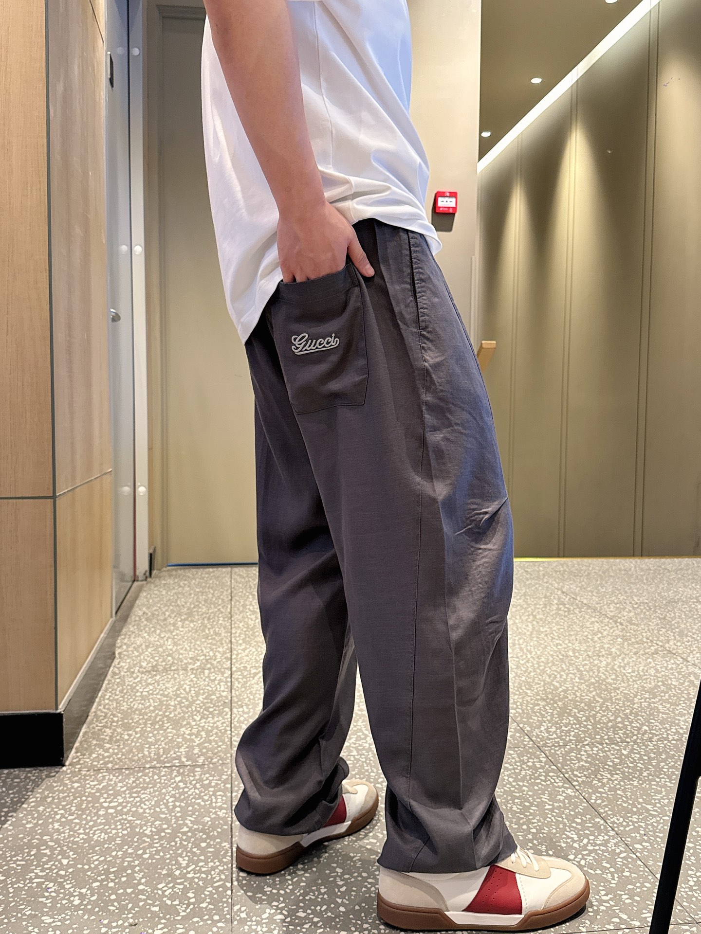 NO:513413,GUC embroidered logo linen fashion casual pants uncontrollable creation and dynamic and attractive, perfect dress makes fashionable business casual and easy to break. Natural fine fiber rain and dew thread + silk fiber blended material, made of combed and combed in golden proportion. The texture is very light and light, soft, with moisture absorption and heat dissipation and breathability, cool and wide. The neat sewing of the deconstructed thread lifting design highlights the fashion sense, the elastic drawstring waist + rear pocket embroidered logo decoration opens a new perspective of modern luxury. Color gray-black Size XS-L,,gucci,gold,alexander wang19860909GUC刺绣标识亚麻时尚休闲裤 无节制的创造动感兼具吸引力,完美着装让时尚商务休闲轻而易举的攻破. 天然细纤维雨露麻料＋丝质纤维混纺材质,黄金比例精梳纺织而成,质地非常轻盈轻薄柔软,具有吸湿散热与透气的效果,凉爽挺阔. 解构提线设计工整的缝制彰显潮流时尚感,弹力抽绳腰间＋后口袋刺绣标识装饰开启现代奢华的新视角. 颜色灰黑色 尺码XS-L,,gucci,gold,alexander wang,Men's clothing