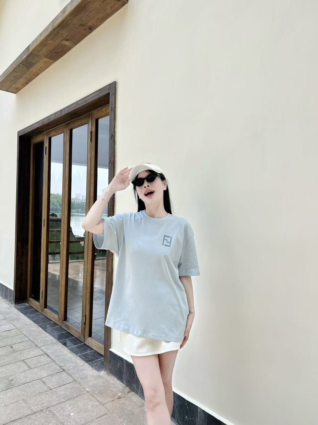 NO:513411,Double FF large embroidery logo refreshing blue short-sleeved T-shirt in summer new couples versatile short-sleeved T, FD light mist blue FF embroidery logo in the same color three-dimensional embroidery presents each needle as fine as a star, blue thread and mist blue fabric are lingering, which is a low-key echo from a distance, and when you look close, you can realize that 'the exquisiteness of the luxury brand is hidden in the details'. The back is even more hiding the FF badge of the surprise crown crown, wrapping the leaf pattern, like the elegant dark patterns of the Roman court, lightly covering the shoulder blades - it seems inadvertent, but it is actually the 'scheming highlight' of the outfit. The customer-supplied high-weight knitted cotton fabric has a solid feel, skin-friendly and breathable, soft and not collapsed!  Loose OS style cut, fashionable and elegant upper body. Color blue Size XS-L, T-shirt,tees, t-shirt,alexander wang19860909双FF大刺绣logo清爽蓝短袖T恤 夏季新款 情侣款百搭短袖T,FD浅雾霭蓝FF刺绣logo 以 同色系立体刺绣 呈现每一针都细密如星芒,蓝线与雾霭蓝面料缠绵,远看是低调的呼应,近看才惊觉「奢牌的精致藏在细节里」.后背更藏惊喜皇冠加冕的FF徽章,缠绕叶片纹路,像把罗马宫廷的优雅暗纹,轻覆在肩胛—— 看似不经意,实则是穿搭的「心机高光」 . 客供高克重针织纯棉面料,手感扎实,着身亲肤透气,软而不塌！宽松OS版型裁剪,上身时尚大气. 颜色蓝色 尺码XS-L,,T-shirt,tees，t-shirt,alexander wang,Men's clothing