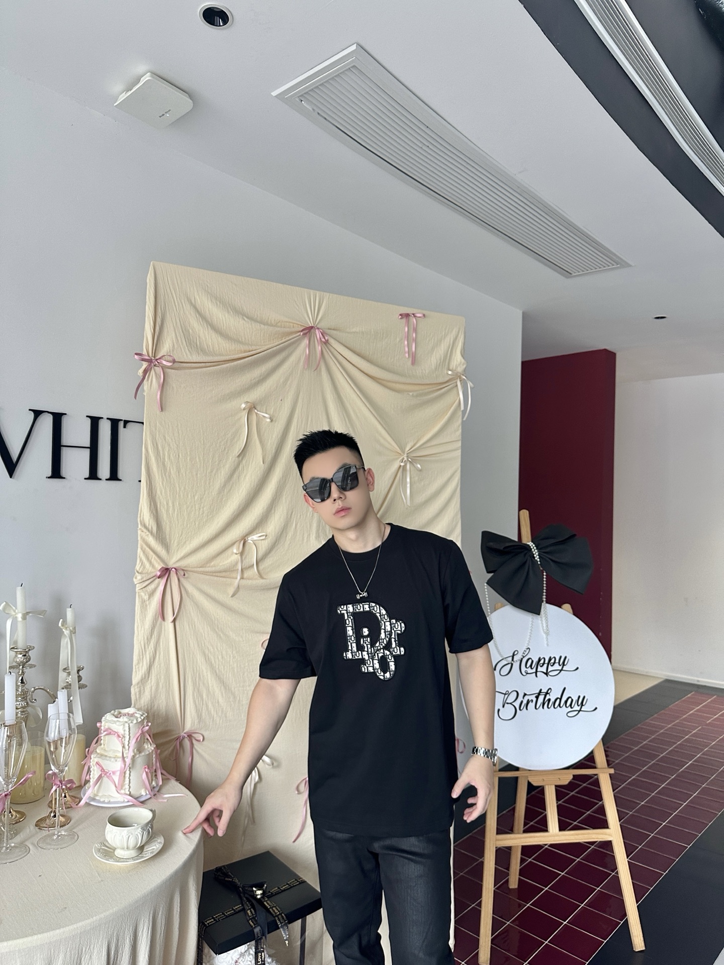 NO:515378,CD classic presbyterian letters!  Couple style two-color basic T This presbyterian letter short-sleeved perfectly combines classic and trendy. The black and white two-color basic and versatile. The iconic presbyterian letter embroidery on the chest is delicate and exquisite, with its own brand recognition, and it easily shows fashion taste. High-quality knitted pure cotton fabric is skin-friendly and breathable, and it is simple and atmospheric in daily wear. You can also play with layering. Whether it is paired with jeans to create a casual style or a skirt to create a light and mature feeling, it can unlock high-end and fashionable styles, allowing you to bring your own DI* elegance and tone in the crowd, easily becoming the focus of attention on the street. Color black and white Size XS-L, skirts, jeans, T-shirt, alexander wang19860909CD经典老花字母！情侣款两色基础T 这款老花字母短袖,将经典与潮流完美融合 黑白双色基础又百搭,胸前标志性老花字母刺绣,细腻精致,自带品牌辨识度,轻松彰显时尚品味.优质针织纯棉面料亲肤透气,日常单穿简约大气,叠穿也能玩出层次感~无论是搭配牛仔裤打造休闲风,还是配半裙营造轻熟感,都能靠它解锁高级时髦造型,让你在人群中自带 DI* 式的优雅与腔调,轻松成为街头吸睛焦点. 颜色黑色 白色 尺码XS-L,,skirts,jeans,T-shirt,alexander wang,Men's clothing