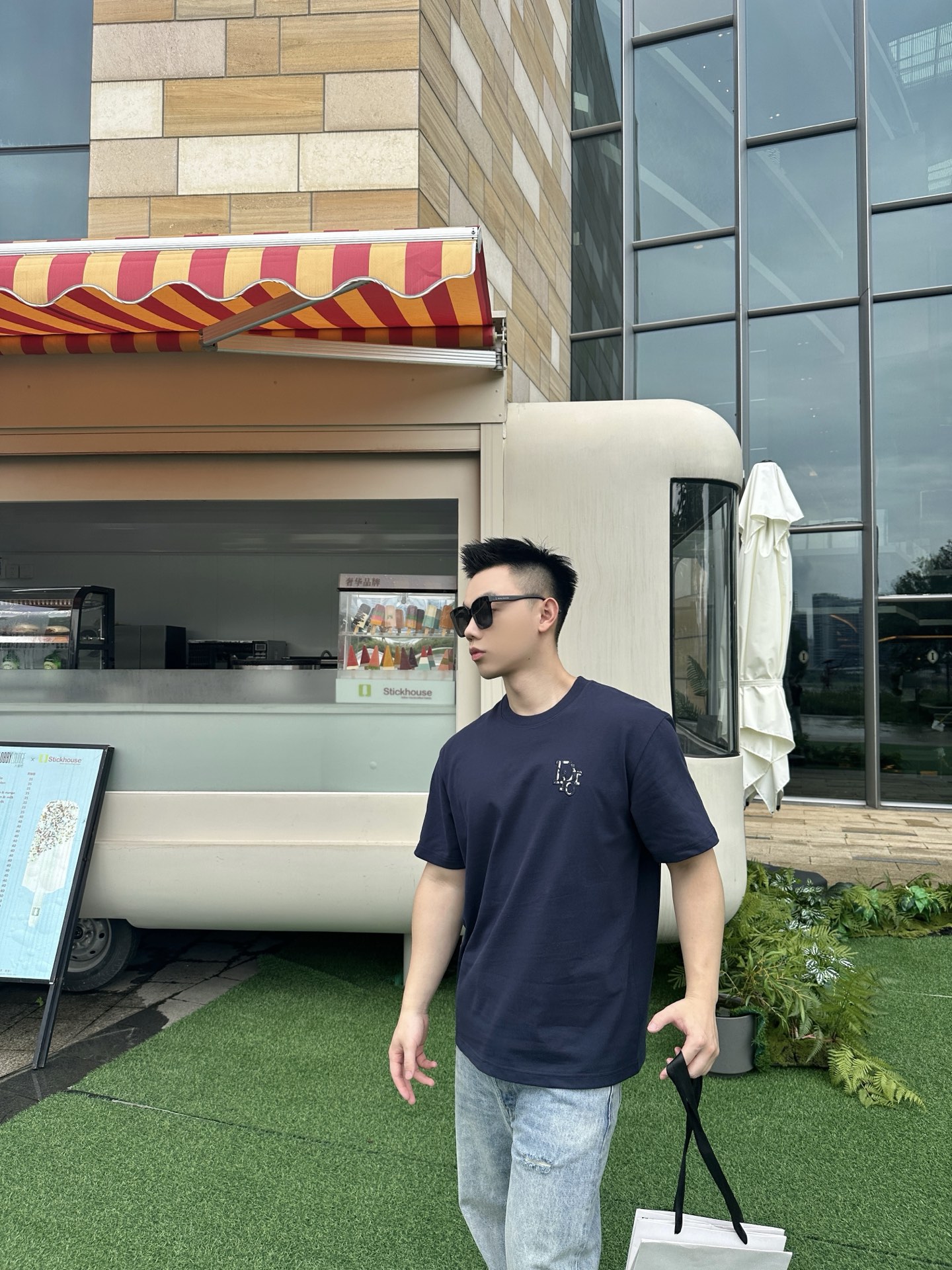 NO:521562,CD presbyopia small label ~ New summer pure cotton short-sleeved T-shirt, the first choice for high-end loose-fitting outfits, classic presbyopia small label embroidery, exquisite and not ostentatious, low-key to show taste. Gaoke heavy knitted cotton fabric, crisp and not easy to collapse, soft and skin-friendly, breathable and textured. Loose shoulder-length style, not picky about the figure, simple and casual wear alone, fashionable and versatile~ suitable for daily street outings and casual dates, easy to grasp the relaxed and high-end feeling. One piece unlocks N styles, essential basic styles for the wardrobe!  Color blue white Size XS-L,,T-shirt,tees,t-shirt,alexander wang19860909CD老花小标~夏季新款纯棉短袖T恤 高阶松弛感穿搭首选,经典老花小标刺绣,精致不张扬,低调彰显品味 .高克重针织棉面料,挺括不易塌,触感软糯亲肤,透气又有质感 宽松落肩版型,不挑身材,单穿简约随性,叠穿时髦百搭~日常出街、休闲约会都适配,轻松拿捏松弛高级感 一件解锁N种风格,衣柜必备基础款！ 颜色蓝色 白色 尺码XS-L,,T-shirt,tees，t-shirt,alexander wang,Men's clothing