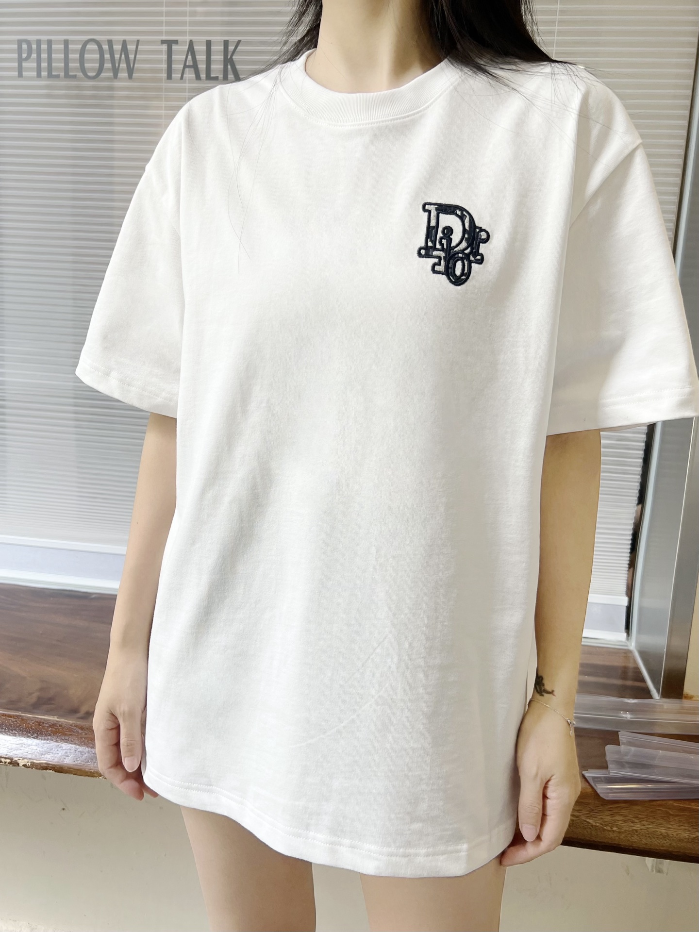 CD老花小标~夏季新款纯棉短袖T恤 高阶松弛感穿搭首选，经典老花小标刺绣，精致不张扬，低调彰显品味。高克