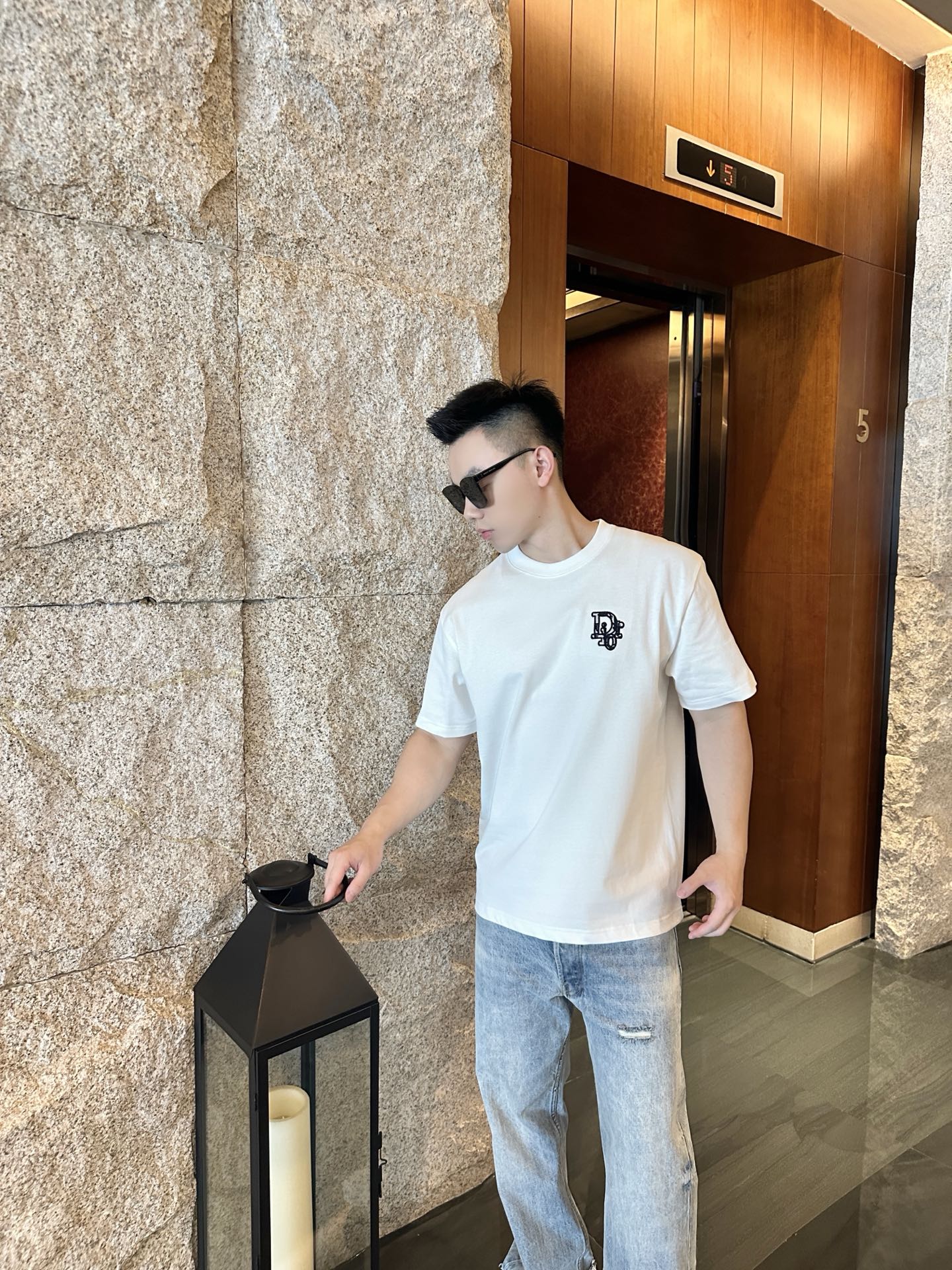 NO:479319,CD presbyopia small label ~ New summer pure cotton short-sleeved T-shirt, the first choice for high-end loose-fitting outfits, classic presbyopia small label embroidery, exquisite and not ostentatious, low-key to show taste. Gaoke heavy knitted cotton fabric, crisp and not easy to collapse, soft and skin-friendly, breathable and textured. Loose shoulder-length style, not picky about the figure, simple and casual wear alone, fashionable and versatile~ suitable for daily street outings and casual dates, easy to grasp the relaxed and high-end feeling. One piece unlocks N styles, essential basic styles for the wardrobe!  Color blue white Size XS-L Exclusive, T-shirt,tees,t-shirt,alexander wang19860909CD老花小标~夏季新款纯棉短袖T恤 高阶松弛感穿搭首选,经典老花小标刺绣,精致不张扬,低调彰显品味 .高克重针织棉面料,挺括不易塌,触感软糯亲肤,透气又有质感 宽松落肩版型,不挑身材,单穿简约随性,叠穿时髦百搭~日常出街、休闲约会都适配,轻松拿捏松弛高级感 一件解锁N种风格,衣柜必备基础款！ 颜色蓝色 白色 尺码XS-L 独家专供,,T-shirt,tees，t-shirt,alexander wang,Men's clothing