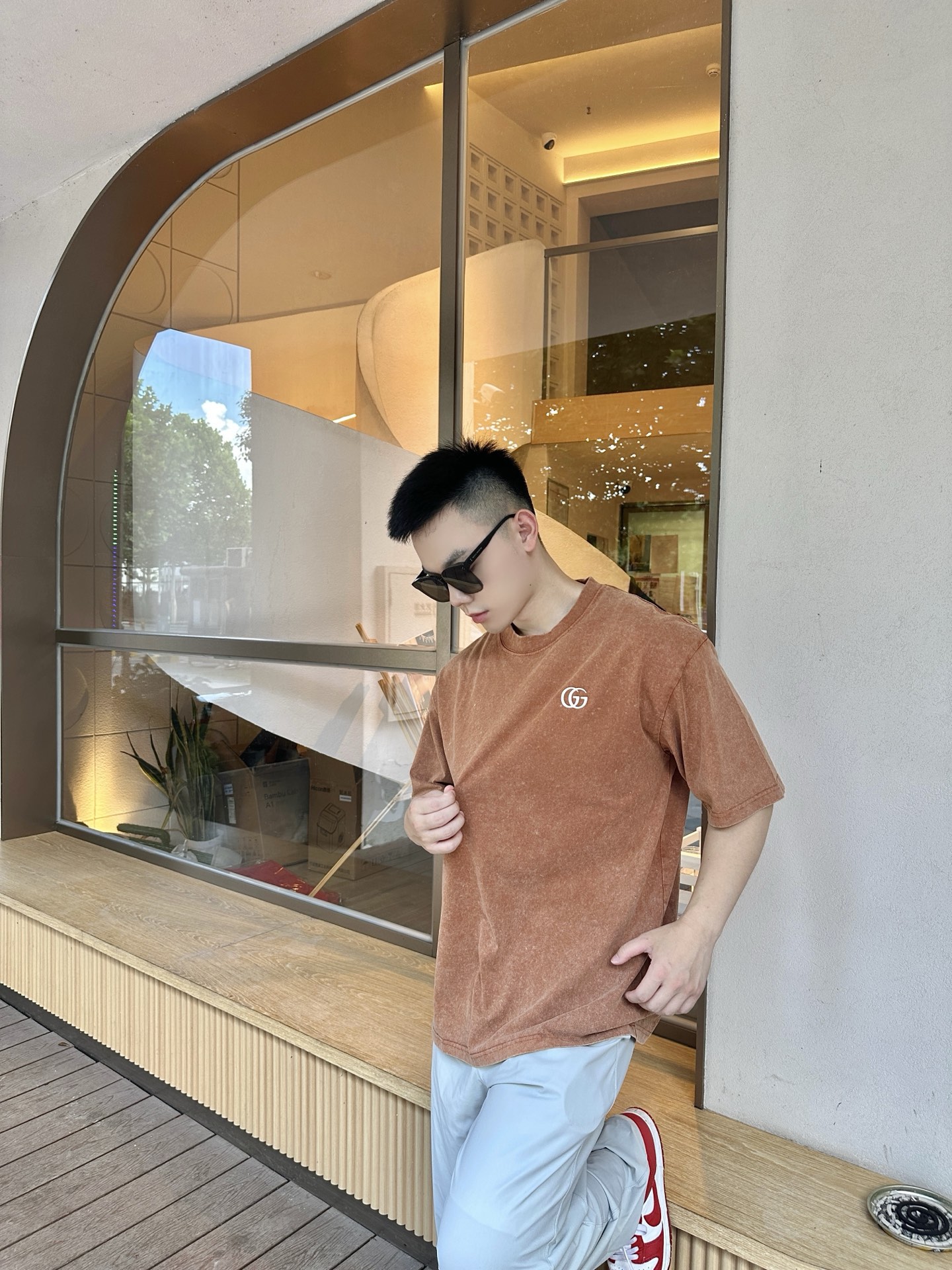 NO:422782,MM6 Majira* classic return!  Couple short-sleeved T-shirts. Simple and not simple MM6 short-sleeved one-click control of comfort and fashion. Couples close their eyes and wear them together to show a new attitude~ High-weight pure cotton knitted, solid and breathable, close to the body, soft and skin-friendly, say goodbye to stuffy and sticky, and full of comfort. Classic and simple style, iconic small details on the chest, low-key and recognizable, versatile and not thrust. Loose OS cut, not picky on the figure!  Wear the same couple, one piece for each person, easily create a relaxed couple outfit, suitable for daily travel and date. Color black, white, red Size XS-L exclusively available,,masion margiela,masion margiela,T-shirt,tees,t-shirt,alexander wang19860909MM6马吉拉*经典回归！情侣款短袖T恤 简约不简单的MM6短袖,把舒适与时髦一键拿捏,情侣党闭眼入,一起穿出新态度～高克重纯棉针织,质感扎实又透气,贴身穿柔软亲肤,告别闷热黏腻,舒适度拉满.经典简约风格,胸前标志性小细节,低调又有辨识度,百搭不踩雷.宽松OS裁剪,不挑身材！情侣同穿,一人一件,轻松打造松弛感情侣穿搭,日常出街、约会都适配. 颜色黑色 白色 红色 尺码XS-L 独家专供,,masion margiela,masion margiela,T-shirt,tees，t-shirt,alexander wang,Men's clothing