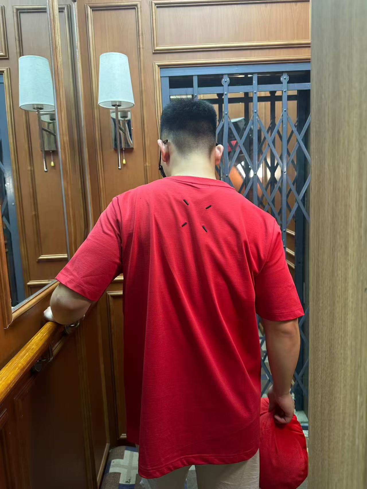 NO:521567,MM6 Majira* classic return!  Couple short-sleeved T-shirts. Simple and not simple MM6 short-sleeved one-click control of comfort and fashion. Couples close their eyes and wear them together to show a new attitude~ High-weight pure cotton knitted, solid and breathable, close to the body, soft and skin-friendly, say goodbye to stuffy and sticky, and full of comfort. Classic and simple style, iconic small details on the chest, low-key and recognizable, versatile and not thrust. Loose OS cut, not picky on the figure!  Wear the same couple, one piece for each person, easily create a relaxed couple outfit, suitable for daily travel and date. Color black, white, red Size XS-L,,masion margiela,masion margiela,T-shirt,tees,t-shirt,alexander wang19860909MM6马吉拉*经典回归！情侣款短袖T恤 简约不简单的MM6短袖,把舒适与时髦一键拿捏,情侣党闭眼入,一起穿出新态度～高克重纯棉针织,质感扎实又透气,贴身穿柔软亲肤,告别闷热黏腻,舒适度拉满.经典简约风格,胸前标志性小细节,低调又有辨识度,百搭不踩雷.宽松OS裁剪,不挑身材！情侣同穿,一人一件,轻松打造松弛感情侣穿搭,日常出街、约会都适配. 颜色黑色 白色 红色 尺码XS-L,,masion margiela,masion margiela,T-shirt,tees，t-shirt,alexander wang,Men's clothing