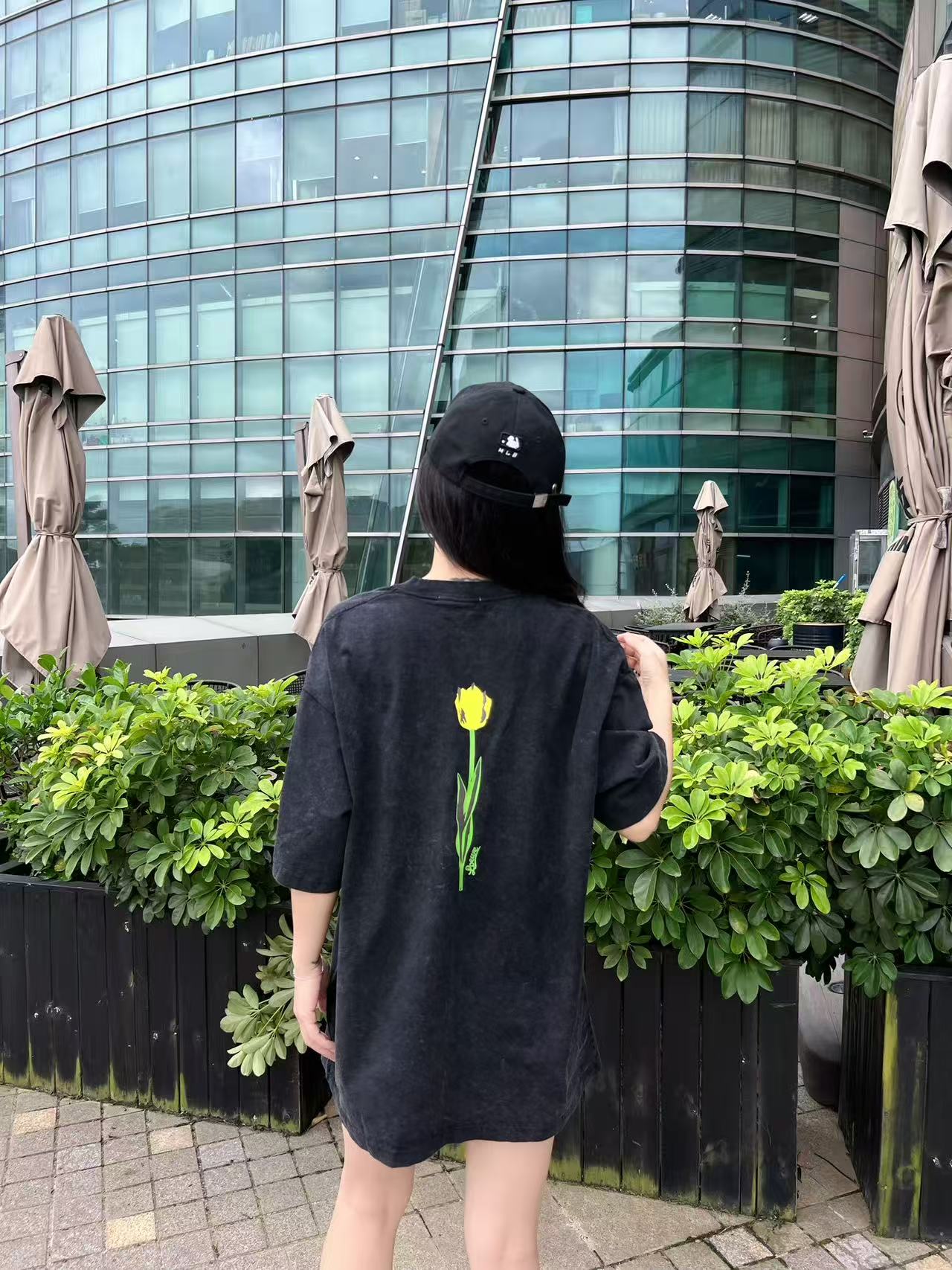 NO:426192,LW yellow classic logo ~ Tulip floral batik T-shirt on the back This short sleeve adopts a unique black wax dyeing process, the fabric is specially treated to present a natural and old texture, which seems to carry the story of the years, retro and unique. Pure cotton material (clearly marked with washing marks), soft and skin-friendly, and has good breathability, bringing a comfortable experience for daily wear, and can remain refreshing even in the hot summer. Classic LW yellow embroidery logo on the chest, exquisite and delicate, is a low-key display of brand identity. The bright colors are set against the black background, and the tulip flower print on the back injects romantic vitality into the simple body. Daily outfits are easy and brilliant, and they are both comfortable and stylish. They are eye-catching items to create a trendy look~ Color black Size XS-L Exclusive, T-shirt,tees, t-shirt, alexander  wang19860909LW黄色经典标~后背郁金香花卉蜡染T恤 这件短袖采用独特黑色腊染工艺,面料经特殊处理,呈现出自然做旧纹理,似承载岁月故事,复古又别致.纯棉材质（洗标清晰标注）,触感柔软亲肤,透气性佳,为日常穿着带来舒适体验,即便炎炎夏日,也能保持清爽. 胸前经典 LW 黄色刺绣标识,精致细腻,是品牌身份的低调彰显,亮眼色彩在黑色底色衬托下,极具辨识度,后背那朵郁金香花朵印花,为简约衣身注入浪漫活力,日常穿搭轻松出彩,舒适与格调兼具,是打造潮流造型的吸睛单品~ 颜色黑色 尺码XS-L 独家专供,,T-shirt,tees，t-shirt,alexander wang,Men's clothing