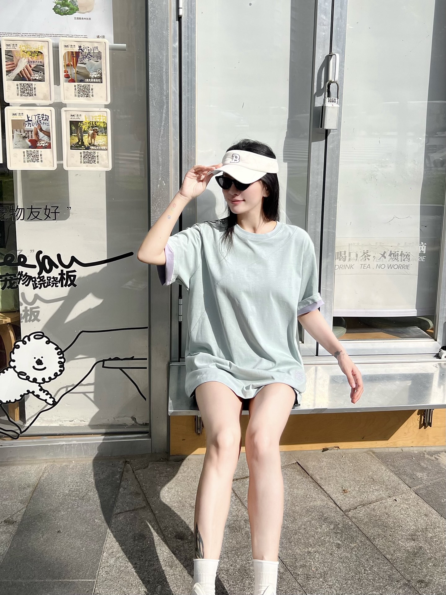 LW拼色刺绣 T 恤 | 把高级感穿在身上 浅蓝主调清新柔和，暗藏的拼色设计（领口、袖口等细节处），不动