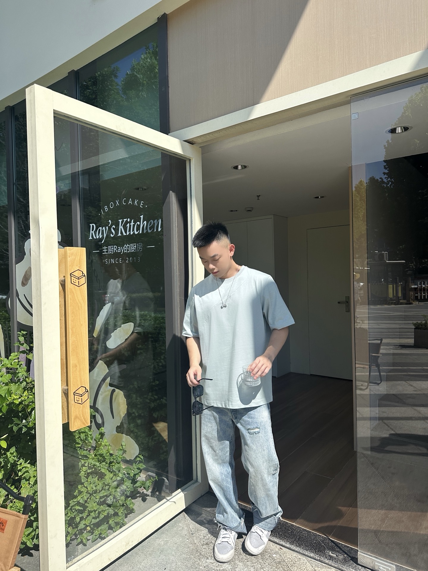 NO:426198,LW color-blocking embroidery T-shirt | Wear high-end feel on the body. The light blue main tone is fresh and soft, and the hidden color-blocking design (neck, cuffs and other details) is quiet and breaking monotony, with a bit of layering and ingenuity. The iconic LW embroidery on the chest is exquisite and delicate, which is a low-key display of the brand's genes, making the simple T-shirt instantly recognizable. Even if worn alone, it comes with a 'high-end atmosphere filter'. High-quality knitted cotton fabric is the confidence of texture. It has weight in your hand, but not heavy, and is soft and skin-friendly, as if it is gently wrapped by a cloud. Light blue color Size XS-L is exclusively available,,alexander wang19860909LW拼色刺绣 T 恤 | 把高级感穿在身上 浅蓝主调清新柔和,暗藏的拼色设计（领口、袖口等细节处）,不动声色打破单调,多了几分层次与巧思.胸前标志性 LW 刺绣,精致细腻,是品牌基因的低调彰显,让简约 T 恤瞬间有了辨识度,哪怕单穿也自带“高级氛围滤镜” .高克重针织棉面料,是质感的底气.拿在手里有分量,却不厚重,贴身穿软糯亲肤,像被云朵轻轻裹住. 颜色浅蓝色 尺码XS-L 独家专供,,alexander wang,Men's clothing