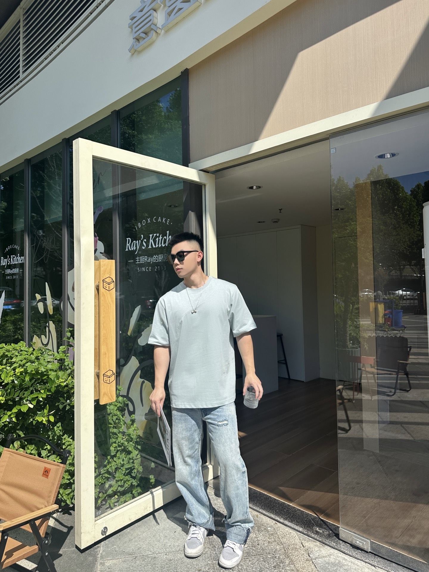 LW拼色刺绣 T 恤 | 把高级感穿在身上 浅蓝主调清新柔和，暗藏的拼色设计（领口、袖口等细节处），不动