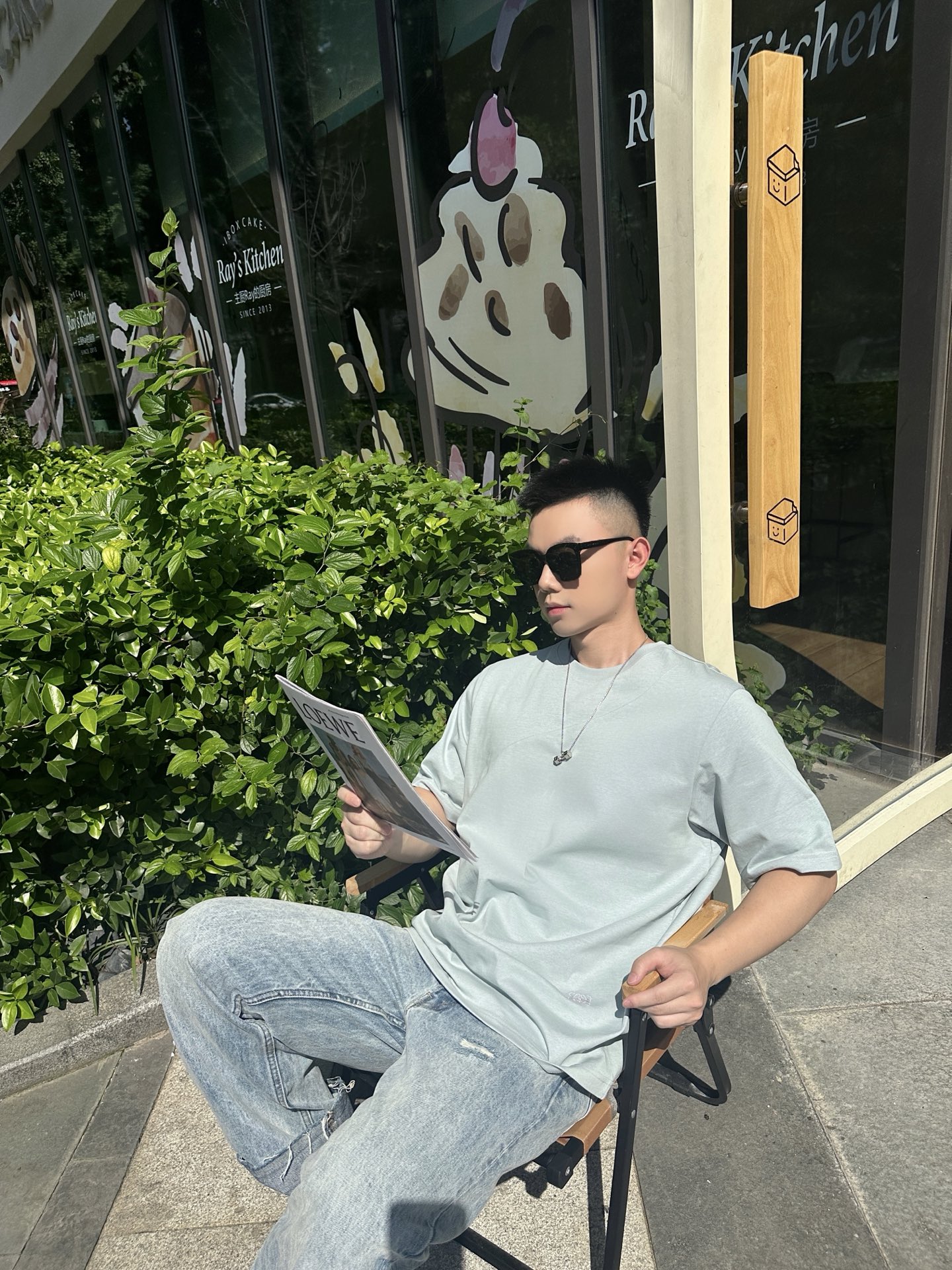 LW拼色刺绣 T 恤 | 把高级感穿在身上 浅蓝主调清新柔和，暗藏的拼色设计（领口、袖口等细节处），不动