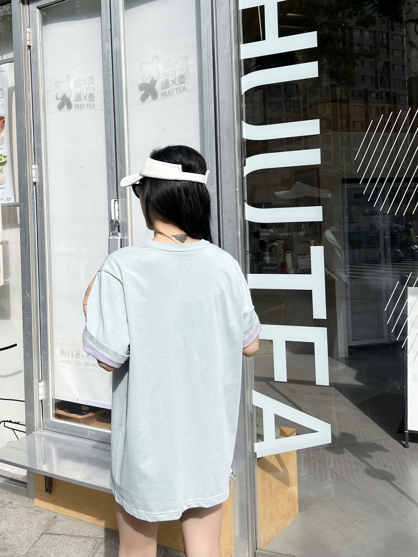 LW拼色刺绣 T 恤 | 把高级感穿在身上 浅蓝主调清新柔和，暗藏的拼色设计（领口、袖口等细节处），不动