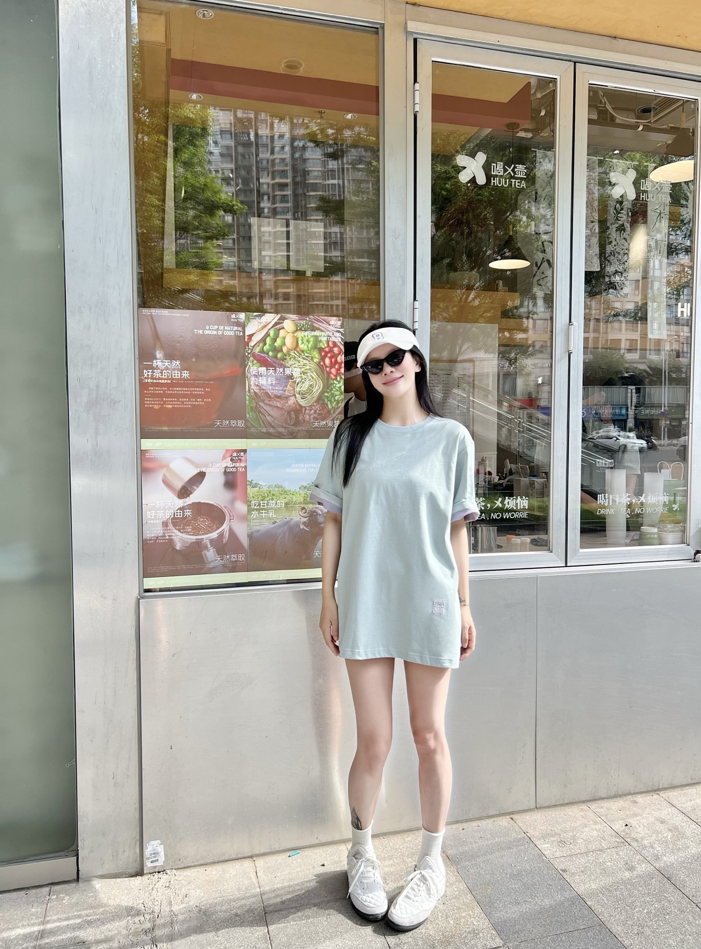 LW拼色刺绣 T 恤 | 把高级感穿在身上 浅蓝主调清新柔和，暗藏的拼色设计（领口、袖口等细节处），不动