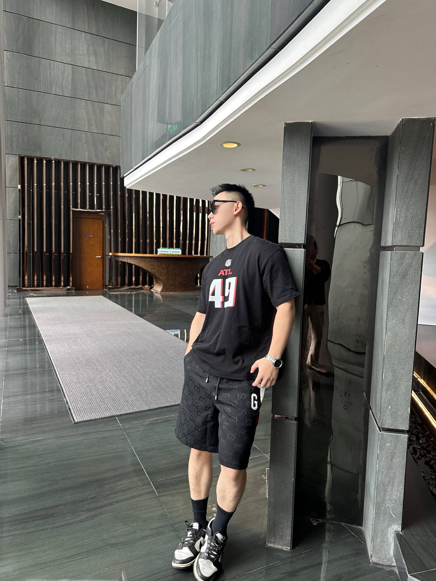 NO:521565,Classic double GG preschool spliced ​​casual shorts Gu** Double G preschool spliced ​​casual shorts, with the brand's iconic elements as the core, reshaping the aesthetics of casual wear. The khaki shading is matched with dark brown preschool, with a strong retro charm; the black model is presented with dark patterns, and the luxurious texture is hidden in the low-key. Each inch of fabric flows with Gu**'s high-end bloodline. The side is integrated with contrasting color splicing, and the white fabric is connected with red and green webbing, and the classic Guc** color combination instantly illuminates the vision. The three-dimensional embroidered 'G' letters on the trouser body are matched with exquisite lock edges to highlight the brand identity. The metal buckles at both ends of the drawstring and the rope buckle at the waist are all engraved with clear Gu** logos, and the big brand texture in small details show identity and taste. Color black Khaki Size XS-L,,gucci, shorts,alexander wang19860909经典双GG老花拼接休闲短裤 Gu** 双G老花拼接休闲短裤,以品牌标志性元素为核心,重塑休闲穿搭美学.卡其色底纹搭配深棕老花,复古韵味浓郁；黑色款则以暗纹呈现,低调中藏着奢华质感,每一寸面料都流淌着Gu**的高级血统 . 侧边融入撞色拼接,白色面料衔接红绿织带,经典的Guc**配色组合,瞬间点亮视觉.裤身立体刺绣“G”字母,搭配精致锁边,凸显品牌标识.抽绳两端的金属扣、腰头的绳扣,均刻印清晰Gu**标识,小细节里的大牌质感,彰显身份与品味. 颜色黑色 卡其色 尺码XS-L,,gucci,shorts,alexander wang,Men's clothing