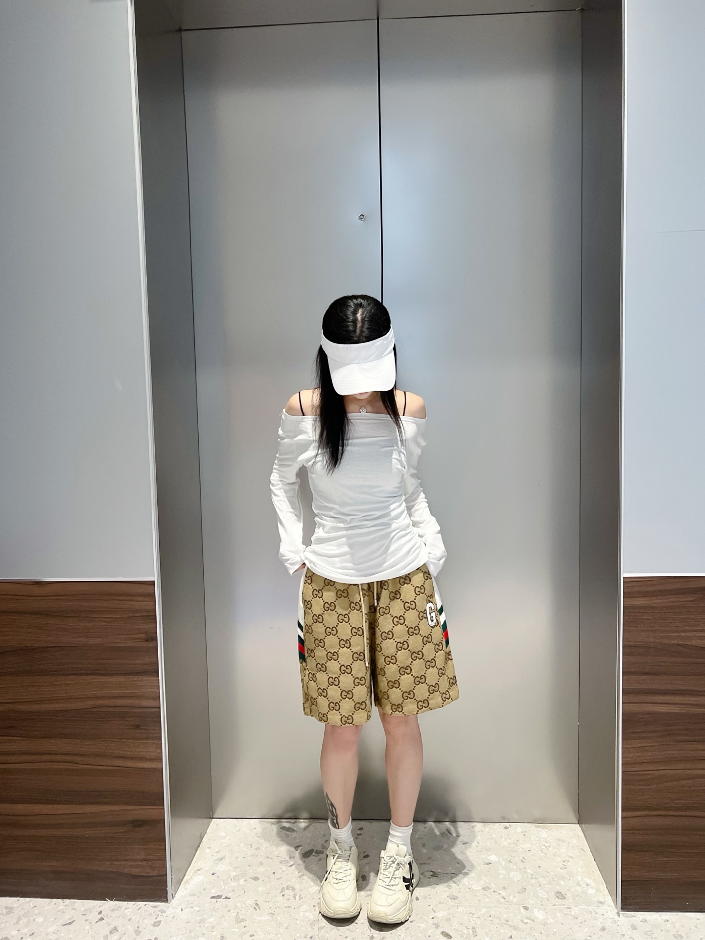 NO:430674,Classic double GG preschool spliced ​​casual shorts Gu** Double G preschool spliced ​​casual shorts reshape the aesthetics of casual wear with the brand's iconic elements as the core. The khaki shading is matched with dark brown preschool, with a strong retro charm; the black model is presented with dark patterns, and the luxurious texture is hidden in the low-key. Each inch of fabric flows with Gu**'s high-end bloodline. The side is integrated with contrasting splicing, and the white fabric is connected with red and green webbing, and the classic Guc** color combination instantly illuminates the vision. The three-dimensional embroidered 'G' letters on the trouser body are matched with exquisite lock edges to highlight the brand identity. The metal buckles at both ends of the drawstring and the rope buckle at the waist are all engraved with clear Gu** logos, and the big brand texture in small details show identity and taste. Color black Khaki Size XS-L Exclusive, gucci, shorts, alexander  wang19860909经典双GG老花拼接休闲短裤 Gu** 双G老花拼接休闲短裤,以品牌标志性元素为核心,重塑休闲穿搭美学.卡其色底纹搭配深棕老花,复古韵味浓郁；黑色款则以暗纹呈现,低调中藏着奢华质感,每一寸面料都流淌着Gu**的高级血统 . 侧边融入撞色拼接,白色面料衔接红绿织带,经典的Guc**配色组合,瞬间点亮视觉.裤身立体刺绣“G”字母,搭配精致锁边,凸显品牌标识.抽绳两端的金属扣、腰头的绳扣,均刻印清晰Gu**标识,小细节里的大牌质感,彰显身份与品味. 颜色黑色 卡其色 尺码XS-L 独家专供,,gucci,shorts,alexander wang,Men's clothing