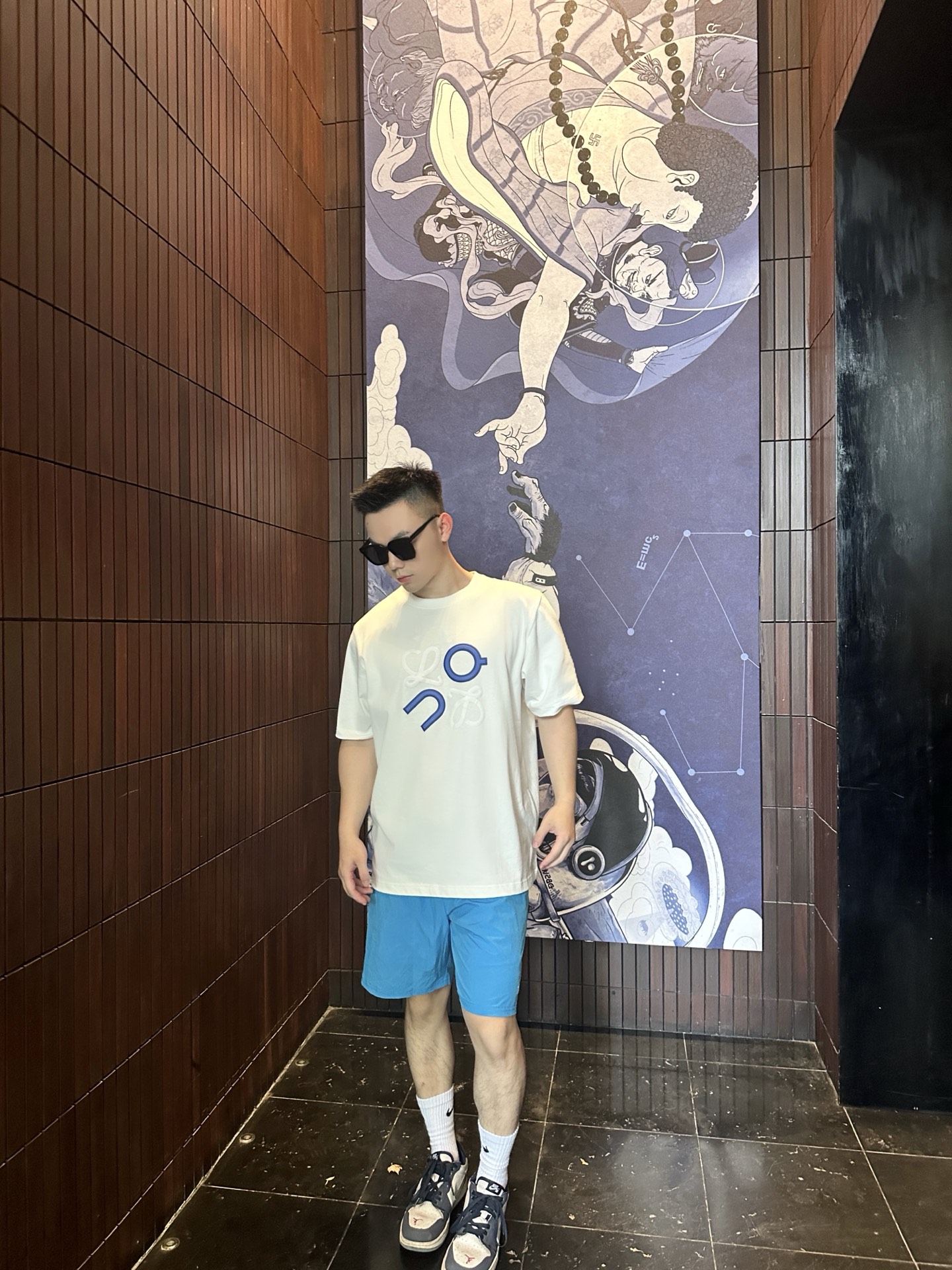 NO:450035,LW Anpao ON's latest white short-sleeved T-shirt This LOE** ON series white short-sleeved T-shirt came into being, injecting new vitality into your wardrobe. The unique brand logo pattern on the chest, the blue and white color combination is bright and harmonious, and the three-dimensional imprinting process makes the pattern rich in layering and texture, breaking the monotony of the solid color and showing the brand recognition. The loose and moderate style does not pick on the figure. High-quality pure cotton knitted fabric, natural fibers give the skin a gentle touch. Color white Size XS-L Exclusive, loewe, T-shirt,tees, t-shirt,alexander wang19860909LW昂跑ON最新款白色短袖T恤 这款 LOE** ON系列白色短袖T 应运而生,为你的衣橱注入全新活力.胸前独特的品牌标识图案,蓝白配色鲜明且和谐,立体压印工艺让图案富有层次感与质感,打破纯色的单调,彰显品牌辨识度.宽松适度的版型,不挑身材.优质纯棉针织面料,天然纤维赋予肌肤温柔触感. 颜色白色 尺码XS-L 独家专供,,loewe,T-shirt,tees，t-shirt,alexander wang,Men's clothing