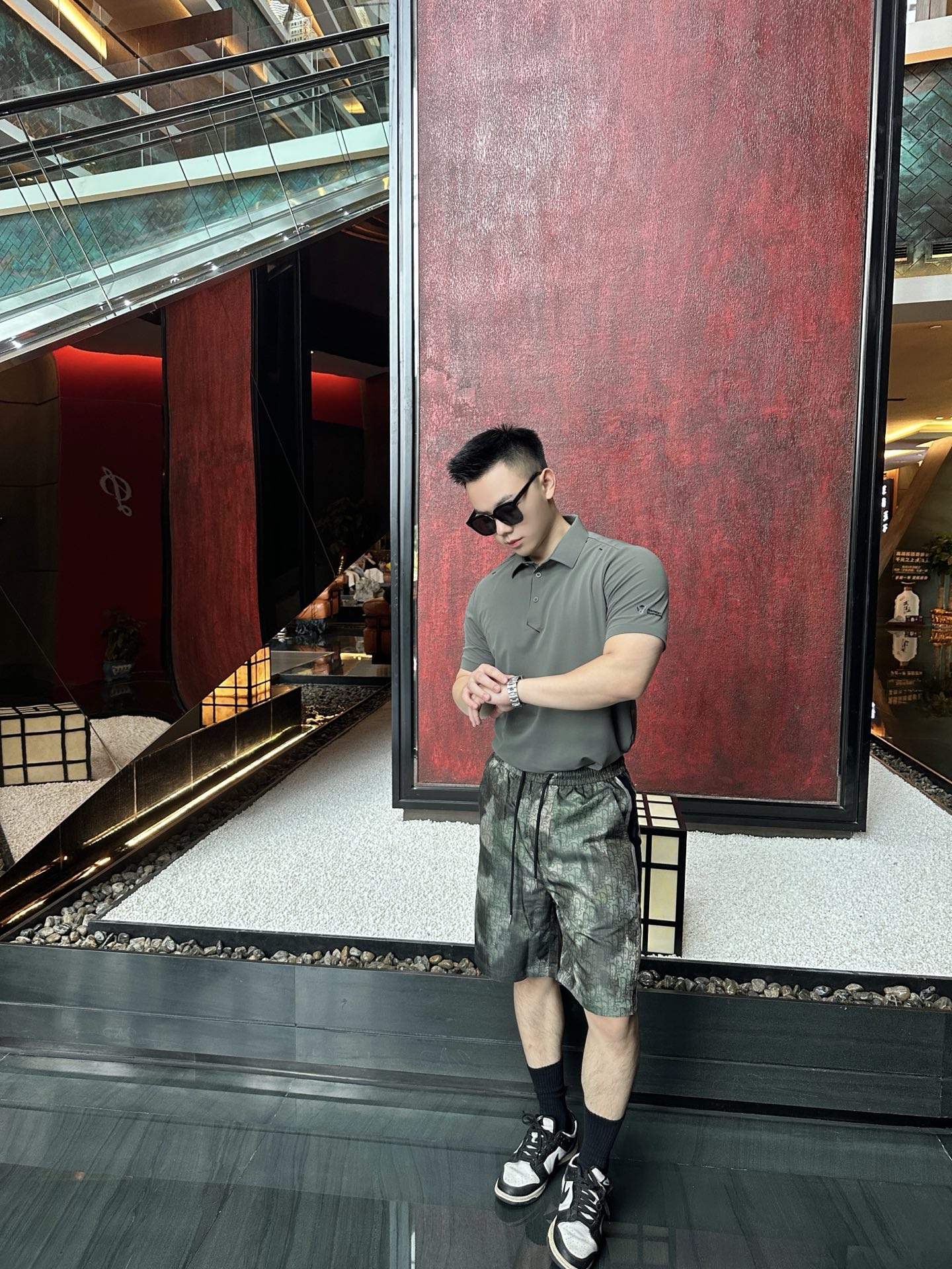 NO:450012,Little Di Wu Oz~ Couple pure cotton dark-printed shorts When camouflage is no longer a monotonous and tough symbol, this Little Di Wuzhao Di Wuzhao shorts use a unique design to reshape the boundaries between outdoor and daily wear. Selected high-quality pure cotton fabrics, originating from the delicate texture of Italy, touching the skin like a spring breeze. Natural fibers give excellent breathability, and say goodbye to the stuffy and sticky in summer. With green and wild camouflage as the background, the interweaving green tones are like the secret of the mountains and forests, hidden in the brand's classic letter texture, like fusion of nature and fashion genes, it is eye-catching camouflage from a distance, and the brand's ingenuity is hidden close to the close, low-key and recognizable. Side contrasting webbing with 'STIAN DIOR' logo, neat lines break the softness of the camouflage, elastic waist +  Drawstring combination, exquisite metal buckles at both ends of the drawstring are printed with brand logos, convenient adjustment and hidden details. It is suitable for different waist circumferences, comfort and beauty, and it shows casualness when putting on and off. Color green Size XS-L Exclusively available, Dior, shorts, alexander wang19860909小迪绿野仙踪~情侣款纯棉暗纹印花短裤 当迷彩不再是单调的硬朗符号,这条小迪绿野仙踪短裤,用独特设计重塑户外与日常的穿搭边界. 甄选优质纯棉面料,源自意大利的细腻质感,触肤如春日微风轻拂.天然纤维赋予出色透气性,夏日穿着告别闷热黏腻.以绿野迷彩为底色,深浅交织的绿调似山林秘境,暗藏品牌经典字母纹理,像把自然与时尚基因融合,远看是吸睛迷彩,近观藏着品牌巧思,低调又自带辨识度 . 侧边撞色织带搭配 “STIAN DIOR” 标识,利落线条打破迷彩的柔和,松紧腰 + 抽绳组合,抽绳两端精致金属扣印刻品牌标识,调节便利又藏着细节小心机,适配不同腰围,舒适与美观兼顾,穿脱间尽显随性 . 颜色绿色 尺码XS-L 独家专供,,dior,shorts,alexander wang,Men's clothing