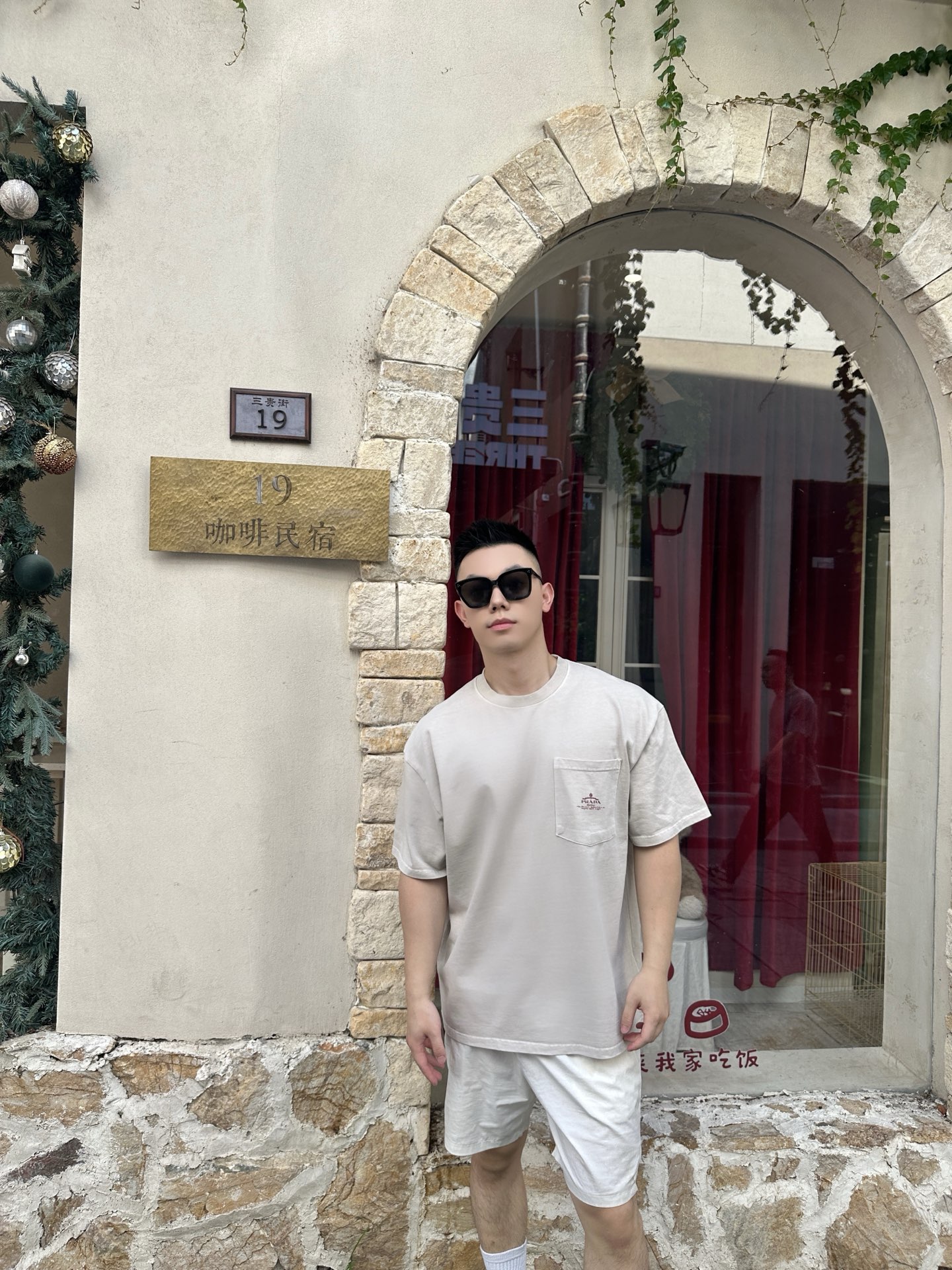 NO:450049,PD summer new apricot pocket letter printed T-shirt encounters a relaxing feeling, PD apricot pocket letter short sleeves!  The unpretentious low-saturation tone, comes with a gentle filter, which makes it look white and high-end, and it is easy to grasp the Korean relaxation; choose high-weight, tight knitted pure cotton fabric, and you can feel the heavy sense of solidity when you get it. The tight knitted makes the fabric more crisp and not easy to soften and collapse, and any match has a fashionable style of 'casual but not casual'; the pocket + letter embroidery on the chest adds a sense of layering, exquisite letter embroidery on the pocket, oversize cut without picking on the figure, hide the flesh and make it look slim, single wear is lazy and casual, and the inner layer is also very outstanding. Color Apricot Size XS-L Exclusive, versace, T-shirt,tees, t-shirt,alexander wang19860909PD夏日新款杏色口袋字母印花T恤 邂逅松弛感,PD杏色口袋字母短袖！不张扬的低饱和色调,自带温柔滤镜,显白又高级,轻松拿捏韩系松弛感；选用高克重紧密针织纯棉面料,拿到手就能感受到沉甸甸的扎实感,紧密针织让面料更挺括,不易软塌变形,随便一搭都有“随性不随便”的时髦范儿； 口袋+字母刺绣胸前小口袋增添层次感,口袋上精致字母刺绣,不挑身材的oversize剪裁,藏肉显瘦,单穿慵懒随性,内搭叠穿也很出彩. 颜色杏色 尺码XS-L 独家专供,,versace,T-shirt,tees，t-shirt,alexander wang,Men's clothing