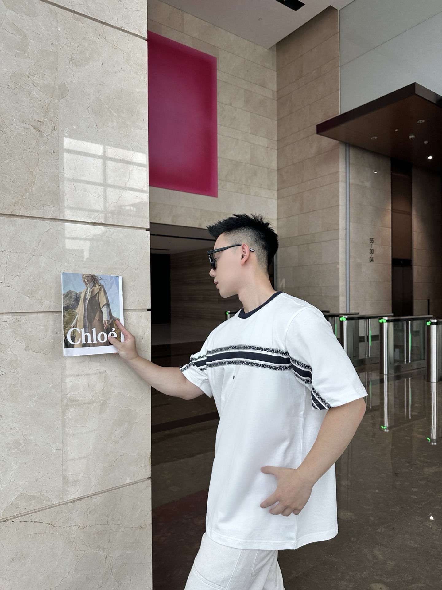 NO:450045,Xiaodi color-blocking bee embroidery logo~ White and blue contrasting T-shirt Classic never goes out of date. This Xiaodi color-blocking bee white T-shirt interprets luxury with details and easily grasps fashionable tone. Contrasting collar & striped navy blue contrasting collar breaks the monotony of white and instantly improves the exquisiteness; the color-blocking stripe on the chest is integrated with unique texture design, rich layers without clutter, and low-key highlights the brand style; the iconic little bee embroidery of the little bee embroidery is the finishing touch, exquisite and compact, but with 'advanced recognition'. It uses high-quality tight knitted cotton fabric, and you can feel the heavy sense of solidity when you get it. Tight knitted fabric makes the fabric crisp and stylish, not easy to collapse, and you will have 'advanced filter' when you match it casually; color white Size XS-L Exclusive, tees, t-shirt, alexander wang19860909小迪拼色蜜蜂刺绣logo~白蓝撞色T恤 经典永不过时,这件小迪拼色蜜蜂白色T恤,用细节诠释奢华,轻松拿捏时髦腔调.撞色领口&条纹藏青撞色领口,打破白色单调,瞬间提升精致度；胸前拼色条纹带,融入独特纹理设计,层次丰富又不显杂乱,低调彰显品牌格调；小蜜蜂刺绣标志性小蜜蜂刺绣,是点睛之笔 精致小巧,却自带“高级识别度”. 采用高克重紧密针织纯棉面料,拿到手就能感受到沉甸甸的扎实感.紧密针织让面料挺括有型,不易软塌,随便一搭都自带“高级滤镜”； 颜色白色 尺码XS-L 独家专供,,tees，t-shirt,alexander wang,Men's clothing