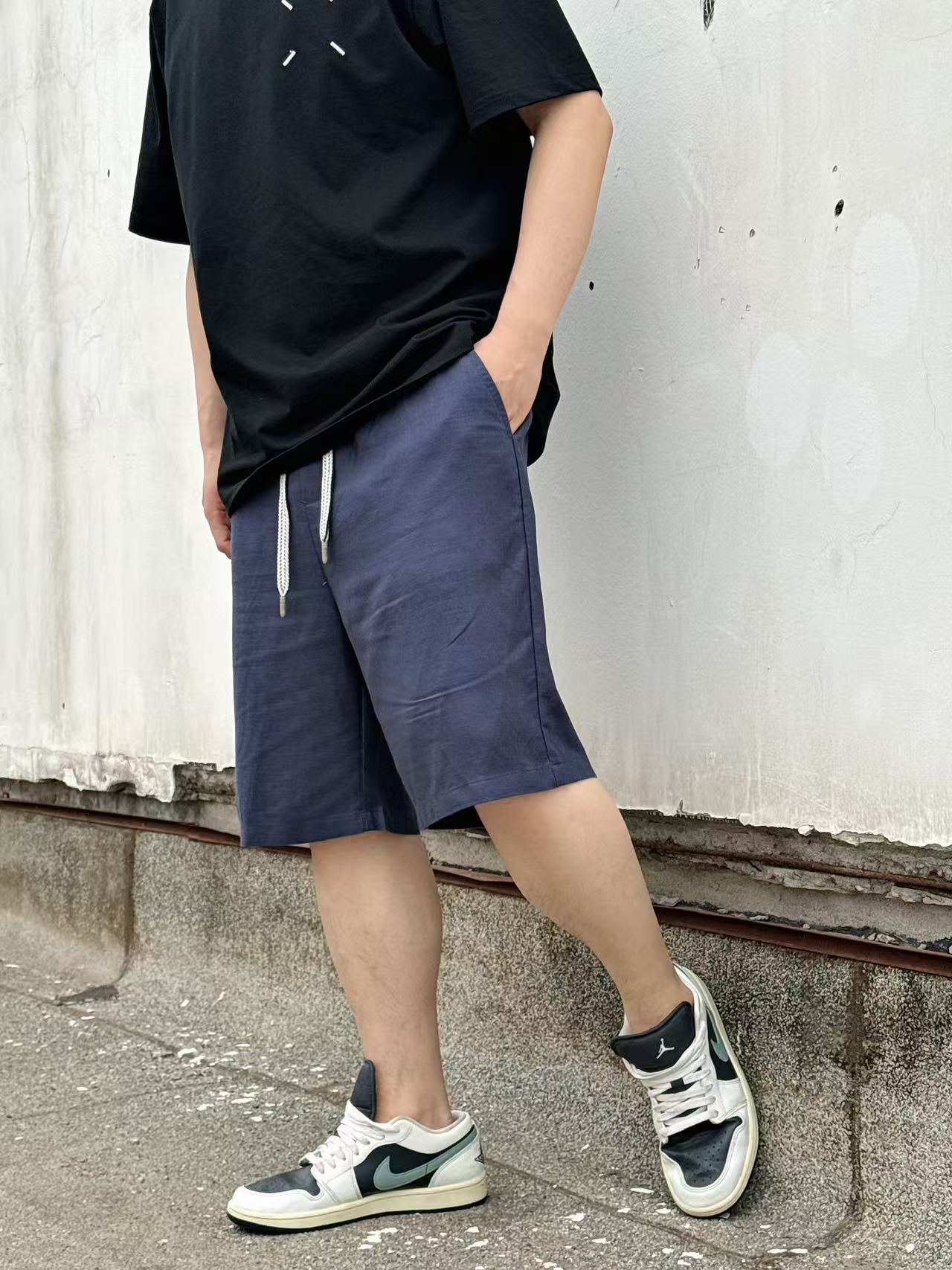 NO:450030,PD soft golden tint linen blended navy blue casual shorts The summer treasure shorts that were asked!  Small Pr Navy casual shorts, 75-day silk + 25 linen soft gold blend, weld the 'breathable, cool, and high-end' on the pants, wear it in summer, and the comfort is directly full. 75-day silk + 25 linen luxury blend, the smoothness of the ten-line + breathable linen, join forces to create a 'breathable fabric'. Wear it in summer, as if countless small fans are blowing in the legs of the pants, 360° dry and breathable, bid farewell to the sticky and stuffy heat; it is as light as feathers, walking with the wind, comfortable as if you don't wear pants, but with a high-end texture, soft gold blend is really not a cover!  Elastic waist + braided drawstring elastic waist is suitable for various waist circumferences, which is super comfortable without slimming; woven drawstring design, full of detail, casually tied to a lazy and relaxed style; back bag brand embroidery rear bag exquisite small Pr embroidery, low-key showing the brand style, giving simple shorts an instant 'identity' and a sense of high-end hidden in the details~ Color blue Size XS-L Exclusive, shorts, gold, alexander wang19860909PD软黄金天丝亚麻混纺藏青休闲短裤 被问爆的夏日宝藏短裤！小Pr藏青休闲短裤,75天丝+25亚麻软黄金混纺,把“透气、凉爽、高级”焊在裤上,夏天穿它,舒适度直接拉满. 75天丝+25亚麻奢级混纺,天丝的柔滑+亚麻的透气,强强联手打造“会呼吸的面料” 夏天穿它,仿佛有无数小风扇在裤腿里吹风,360°干爽透气,告别黏腻闷热；轻薄如羽,走路带风,舒适到像没穿裤子,却又自带高级质感,软黄金混纺真不是盖的！ 松紧腰+编织抽绳松紧腰适配各种腰围,不勒肉超舒服；编织抽绳设计,细节感拉满,随手一系就是慵懒松弛范儿；后袋品牌刺绣后袋精致小Pr刺绣,低调彰显品牌格调,让简约短裤瞬间有了“身份感”,高级感藏在细节里~ 颜色蓝色 尺码XS-L 独家专供,,shorts,gold,alexander wang,Men's clothing