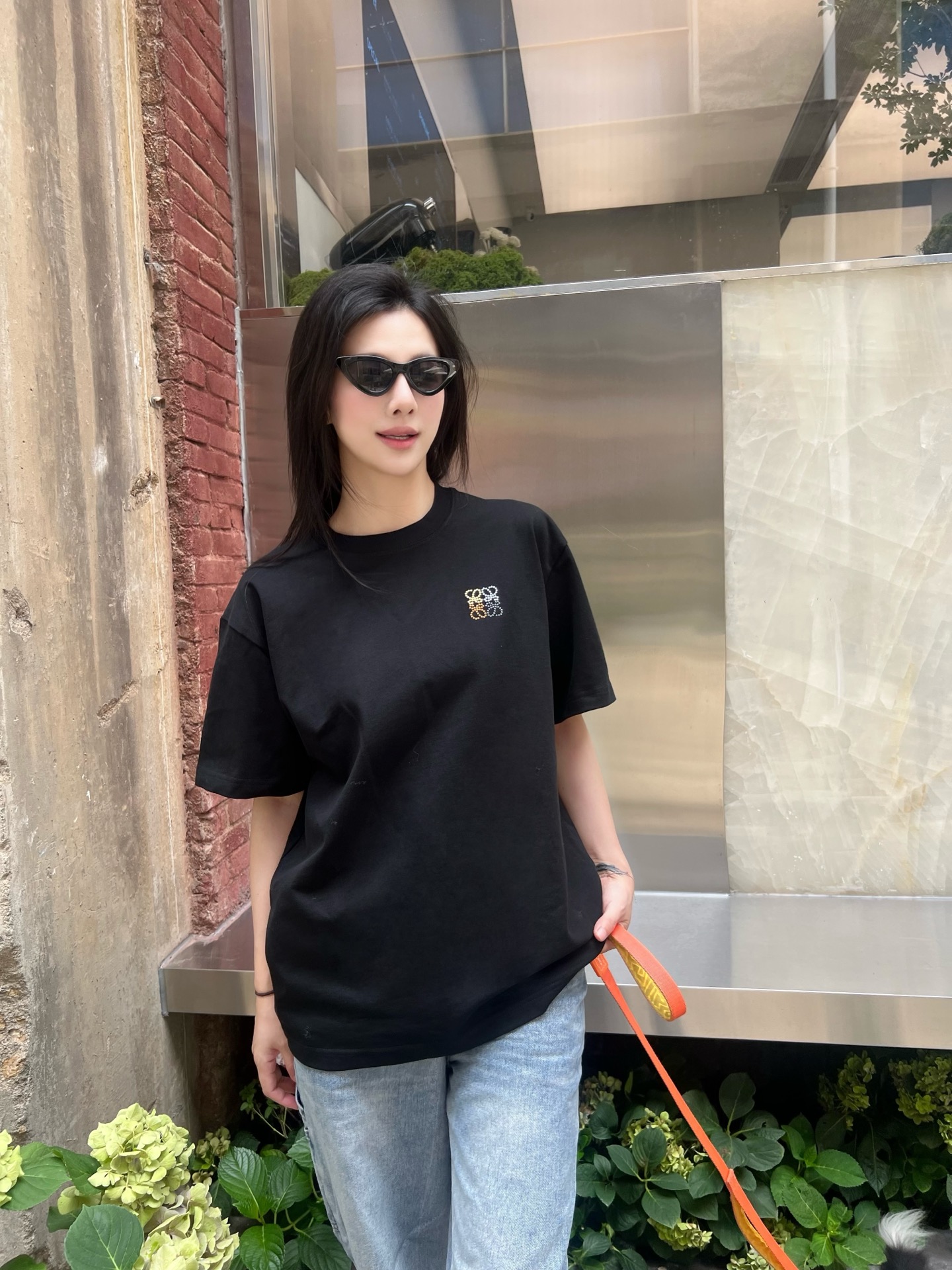 NO:450040,LW rainbow towel three-dimensional embroidery ~ couple short-sleeved T-shirts with a heart-warming LOE** rainbow towel embroidery couple short-sleeved, exclusive summer wear treasure for fashionable couples. It uses tight knitted cotton fabric, with online texture, comfortable and crisp feeling, and is suitable for daily commuting and dates~ The rainbow towel embroidery on the chest is eye-catching, with delicate and layered colors, breaking the monotony of black and comes with an artistic atmosphere. The loose OS style is super friendly to all kinds of figures, and the couple wears it together, or casual casual or street cool, and easily wears it to the sweet tacit understanding of 'we are very good'. Color black Size XS-L Exclusive, loewe, T-shirt,tees, t-shirt,alexander wang19860909LW彩虹毛巾立体绣~情侣款短袖T恤 一眼心动的LOE**彩虹毛巾绣情侣短袖,专属时髦情侣的夏日穿搭宝藏.采用紧密针织棉面料,质感在线,舒适与挺括感兼得,日常通勤、约会撒欢都适配~ 胸前彩虹毛巾绣立体吸睛,色彩细腻又有层次感,打破黑色单调,自带艺术氛围.宽松OS版型对各种身材超友好,情侣同穿,或随性休闲、或街头潮酷,轻松穿出「我们很搭」的甜蜜默契. 颜色黑色 尺码XS-L 独家专供,,loewe,T-shirt,tees，t-shirt,alexander wang,Men's clothing