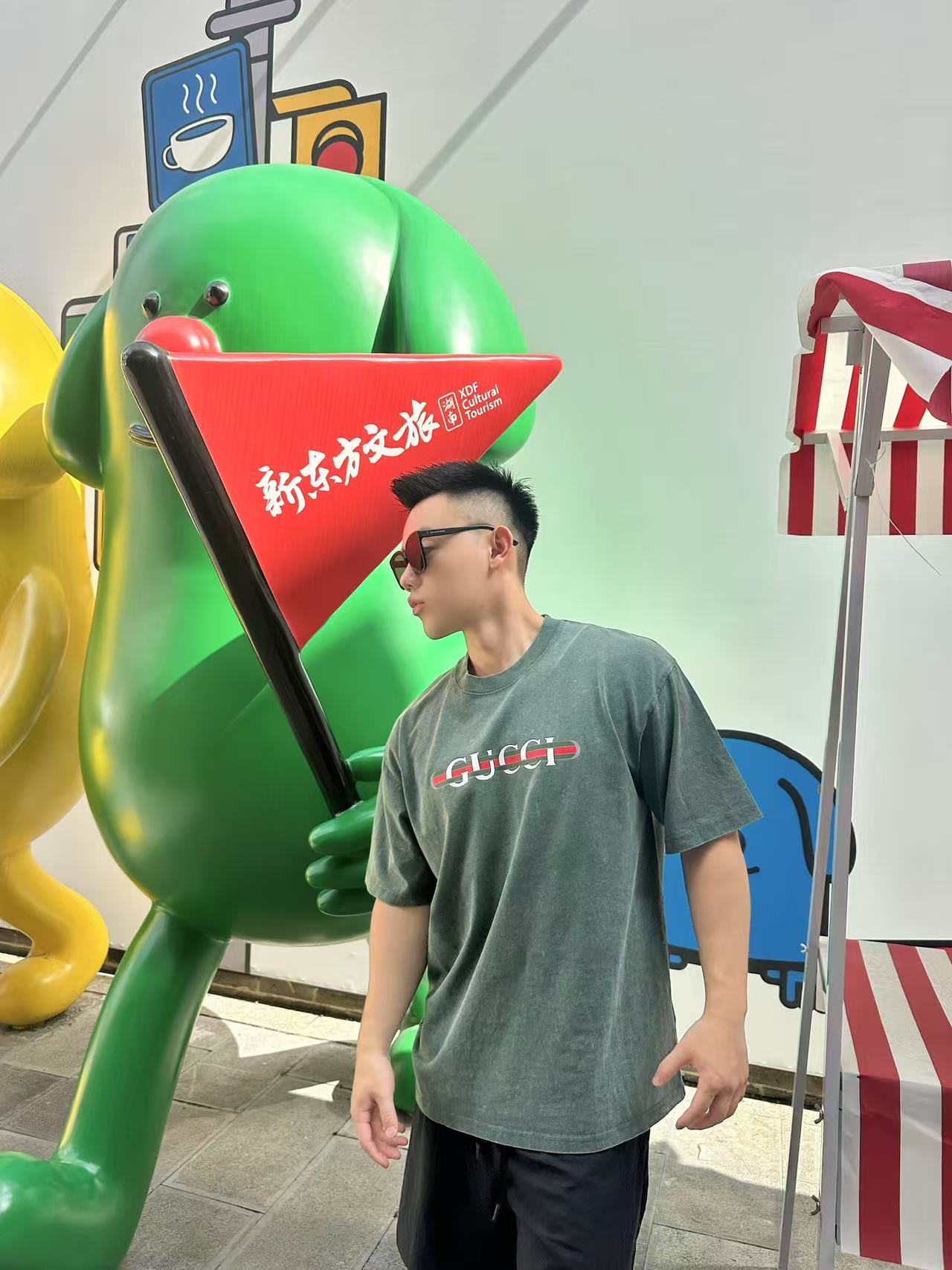 NO:445644,**Green belt letter short sleeves | Retro washing style, classics are out of the circle. When the classic green belt letter logo encounters the old washing process, this **Short sleeves hold the 'retro fashion sense' hard!  Use water-washed pure cotton fabric. After special washing process, the surface of the fabric presents a natural old texture, which feels soft and has bones. The classic green belt letter logo on the front is the symbol engraved in the fashion gene. Green, red and white colors are intertwined to create a strong brand recognition, simple but extremely powerful. If you wear it, there is no need to say much, and the fashion taste has been revealed. The loose style is suitable for all body shapes, whether it is casually worn alone, or layered sweatshirts or shirts to create a sense of layering, it can be easily controlled. Color green Size XS-L Exclusive, hoodie, sweatshirts, shirts, T-shirts, alexander wang19860909**绿腰带字母短袖 | 复古水洗风,经典再出圈 当经典绿腰带字母标识邂逅做旧水洗工艺,这款 **短袖,把 “复古时髦感” 狠狠拿捏住了！ 选用水洗纯棉面料,经过特殊水洗工艺处理,面料表面呈现出自然的做旧纹理,摸起来柔软又有筋骨.正面经典绿腰带字母标识,是 **刻在时尚基因里的符号.绿、红、白配色交织,碰撞出浓郁的品牌辨识度,简约却极具力量,穿上它,无需多言,时尚品味已然彰显.宽松版型适配各种身形,不管是随性单穿,还是叠穿卫衣、衬衫打造层次感,都能轻松驾驭. 颜色绿色 尺码XS-L 独家专供,,hoodie,sweatshirts,shirts,T-shirt,alexander wang,Men's clothing