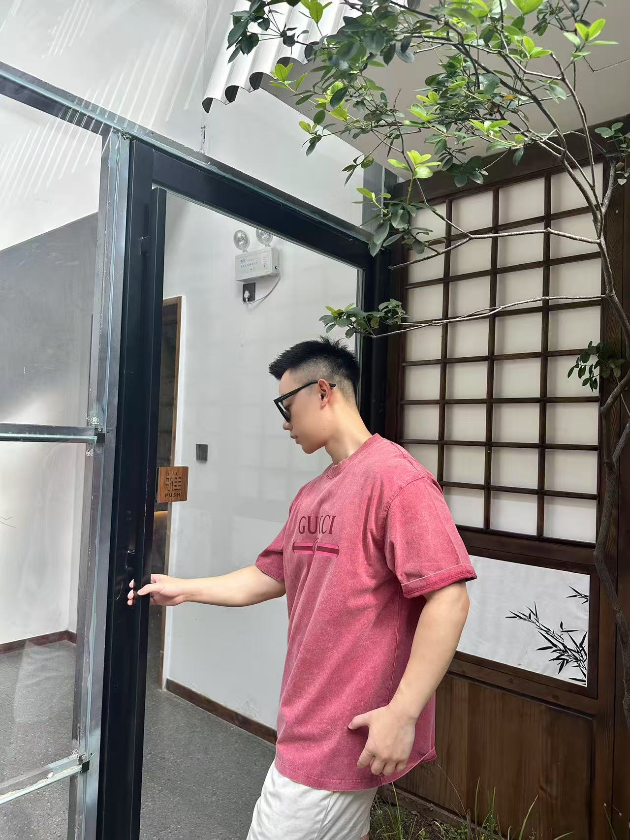 NO:445652,**Red belt letter short sleeves | Washed retro style, new interpretation of fashion When the warm red tune meets the classic belt letter logo, this short sleeve is made of retro washing texture, redefining summer fashion. Selected washable pure cotton fabrics, polished by special craftsmanship, the surface of the fabric presents a natural and soft texture, as if it has been gently touched by time. Washing makes the fabric more retro atmosphere, soft and glutinous, with muscles and bones, and it will not deform after being worn for a long time, and it will have its own unique charm as it goes on. The front red belt letter logo is  **The soul symbol engraved in the fashion gene. The rich red tones intertwined brand letters, paired with the iconic double G elements, simple but with highlights. When you wear it on your body, the fashion recognition instantly fills up. The loose style is suitable for all body shapes. Whether it is lazy and single wear, or layered shirts or sweaters playing levels, you can easily grasp the street feeling and high-end feeling, and you can wear it in daily streets and party bombings. Color red Size XS-L Exclusive, Shirts, T-shirt, alexander wang19860909**红腰带字母短袖 | 水洗复古风,时髦新演绎 当热烈红调邂逅经典腰带字母标识,这款短袖用复古水洗质感,重新定义夏日时髦 精选水洗纯棉面料,经特殊工艺打磨,布料表面呈现出自然柔和的做旧纹理,像被岁月温柔抚摸过.水洗处理让面料更具复古氛围,软糯中带着筋骨,久穿不变形,越穿越有属于自己的独特韵味.正面红腰带字母标识,是 **刻在时尚基因里的灵魂符号.浓郁红调交织品牌字母,搭配标志性双G元素,简约却自带高光,往身上一穿,时尚辨识度瞬间拉满.宽松版型适配各种身形,不管是慵懒单穿,还是叠穿衬衫、针织衫玩层次,都能轻松拿捏街头感与高级感,日常出街、聚会炸场都能穿. 颜色红色 尺码XS-L 独家专供,,shirts,T-shirt,alexander wang,Men's clothing