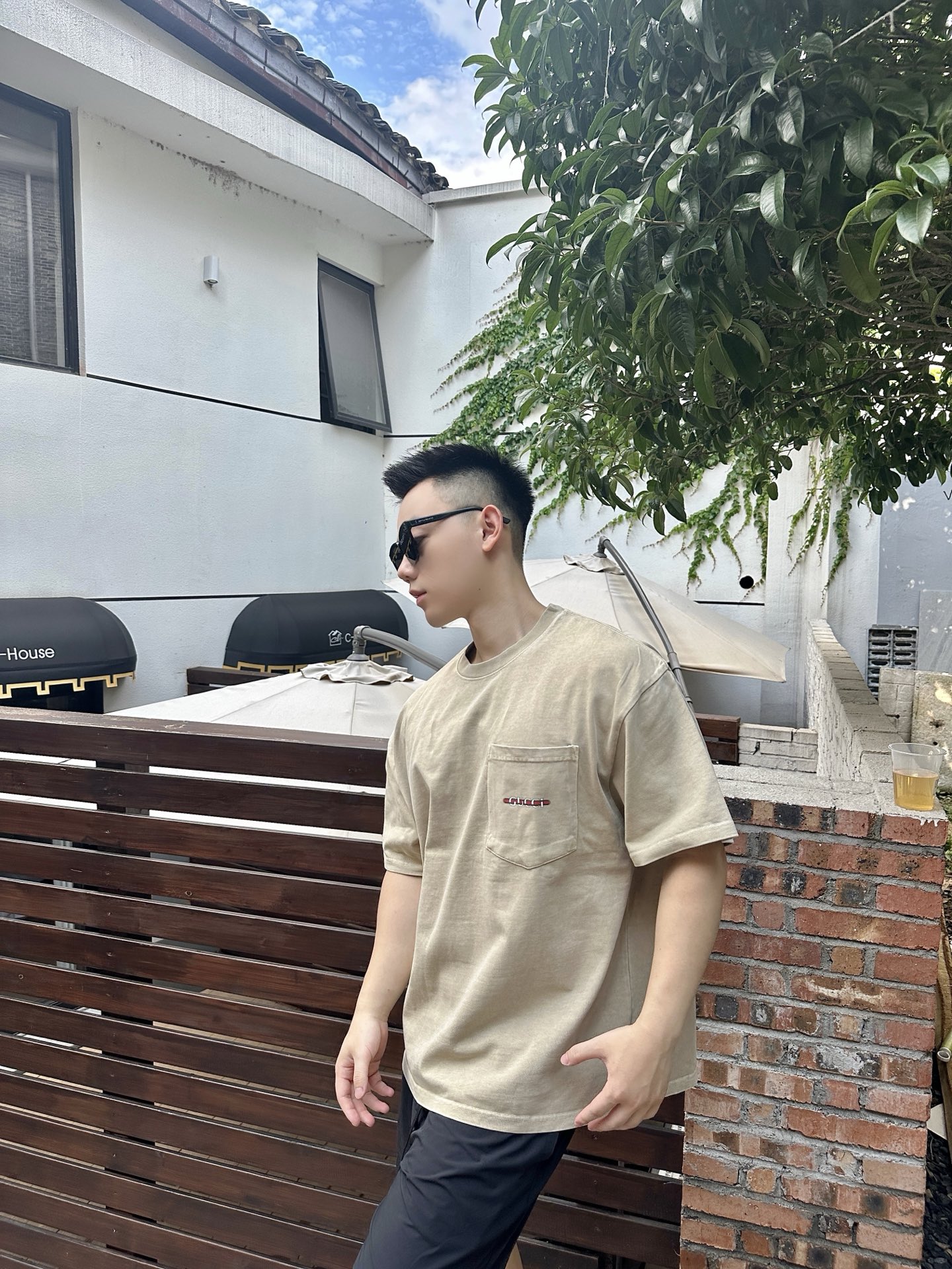 NO:445636,G khaki small belt letter short-sleeved T-shirt | Fashion king for both men and women. Classic genes, GUC** at a glance. On the small waist bag on the chest, the GU** letters are paired with classic red and green webbing, which are full of recognition. Simple khaki background color makes the logo a visual focus, low-key and ostentatious, and they come with a 'luxury aura' when walking. The neckline wine red GU** logo + 'MADE IN ITALY' inherits the brand genes, and the texture is revealed from the details. Pure cotton fabric is skin-friendly and breathable like a second layer of skin, sweat-absorbing and soft when worn in summer; it is not tied in the inner wear in autumn and winter, and the comfort is all seasons online. The fabric has a slightly old feeling, natural texture, and it has a 'retro vintage flavor' over time. It is still crisp when washed many times, and the durability crushes ordinary T-shirts  .The car lines for the mouth, cuffs and hem are fine and flat, the edges of the small waist bag are neatly wrapped, and there are no extra thread tips. Color khaki Size XS-L Exclusive for, gucci, T-shirt,tees, t-shirt,alexander wang19860909G卡其小腰带字母短袖T恤 | 男女通吃的时尚王炸 经典基因,一眼GUC**.标志性标识胸前小腰包上,GU**字母搭配经典红绿织带,辨识度拉满 .简约卡其底色,让标识成为视觉焦点,低调又张扬,走路都自带“奢侈品气场”.领口酒红GU**标 + “MADE IN ITALY”,传承品牌基因,质感从细节透出. 纯棉面料亲肤透气像第二层皮肤,夏天穿吸汗不闷,贴身穿软乎乎；秋冬内搭也不扎,舒适度四季在线 .面料自带微微做旧感,纹理自然,越穿越有“复古vintage味”,水洗多次依旧挺括,耐穿度碾压普通T恤 .口、袖口、下摆的车线细密平整,小腰包边缘包边工整,没有多余线头. 颜色卡其色 尺码XS-L 独家专供,,gucci,T-shirt,tees，t-shirt,alexander wang,Men's clothing